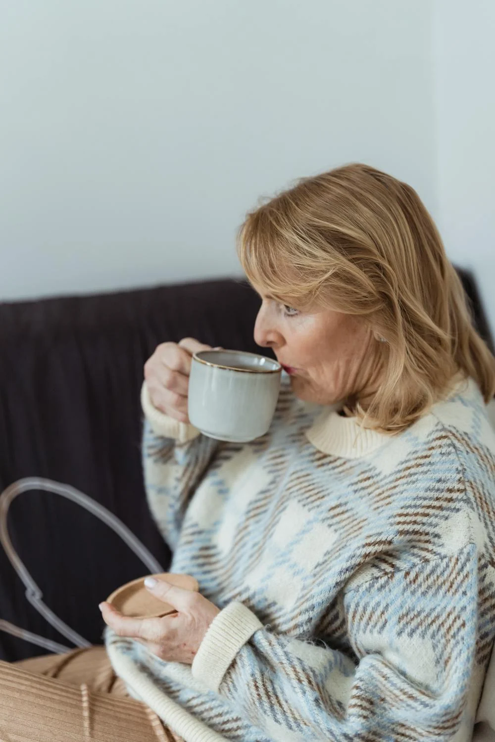 Una mujer bebiendo café | Fuente: Pexels