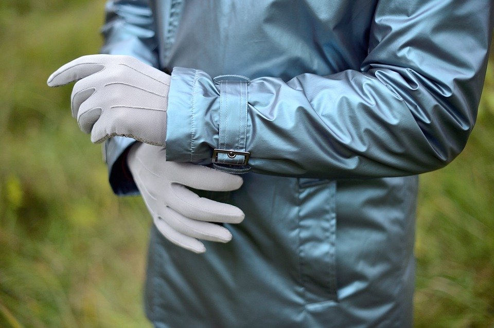 Persona con guantes y traje de protección. | Foto: Pixabay