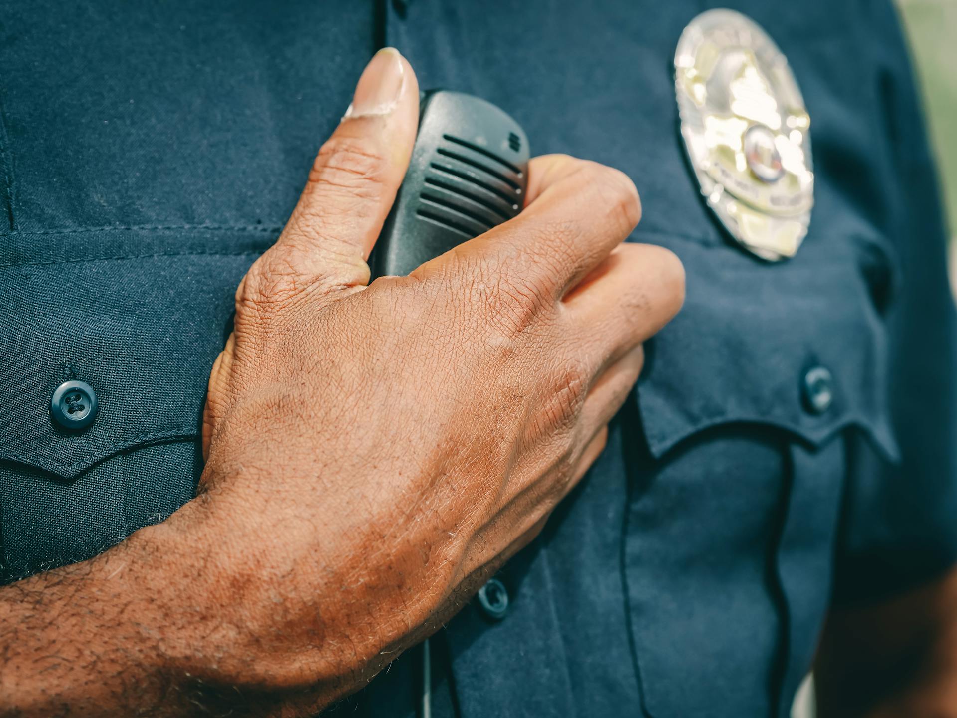 Primer plano del uniforme de un agente | Fuente: Pexels