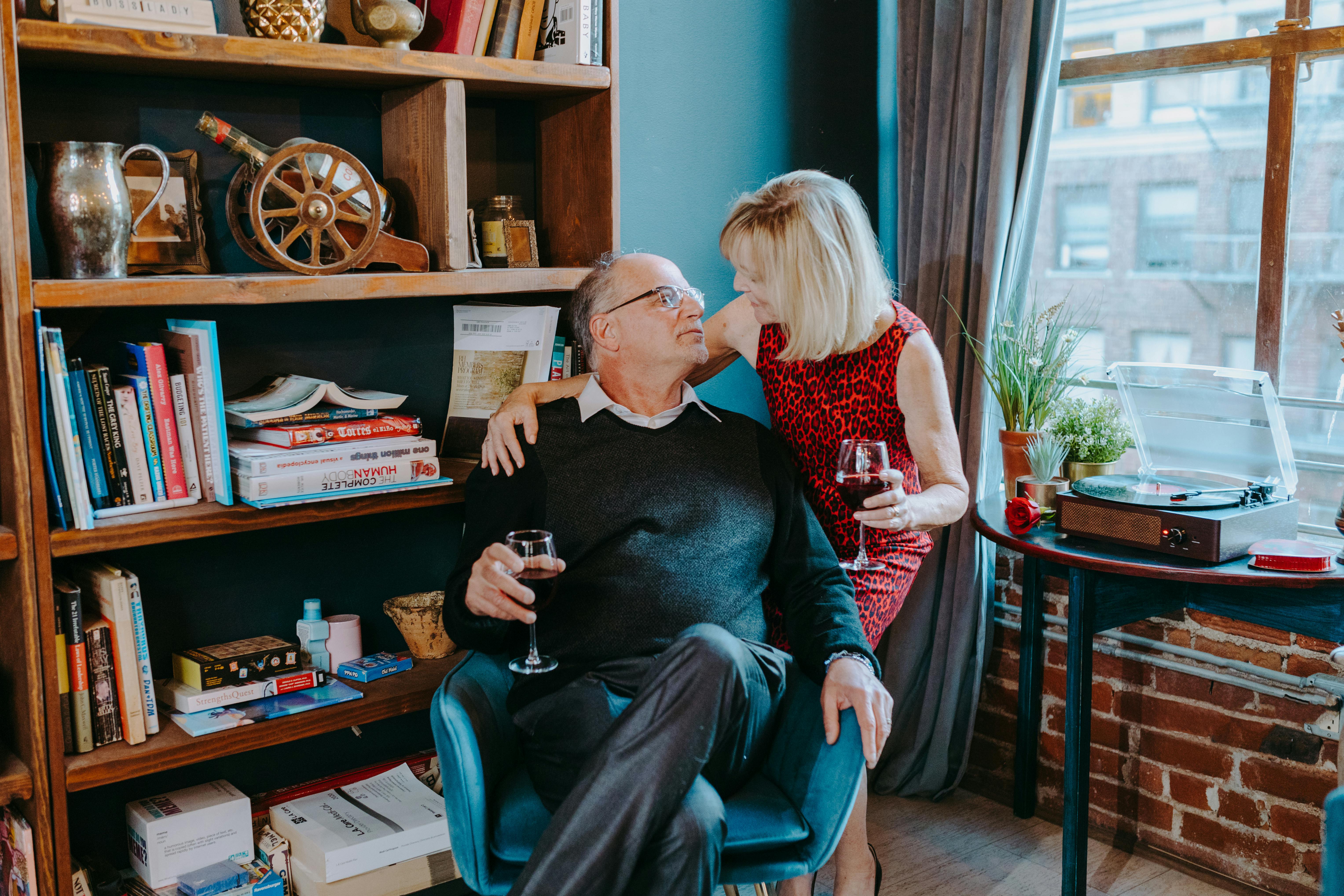 Una pareja de ancianos relajándose en casa con vino | Fuente: Pexels