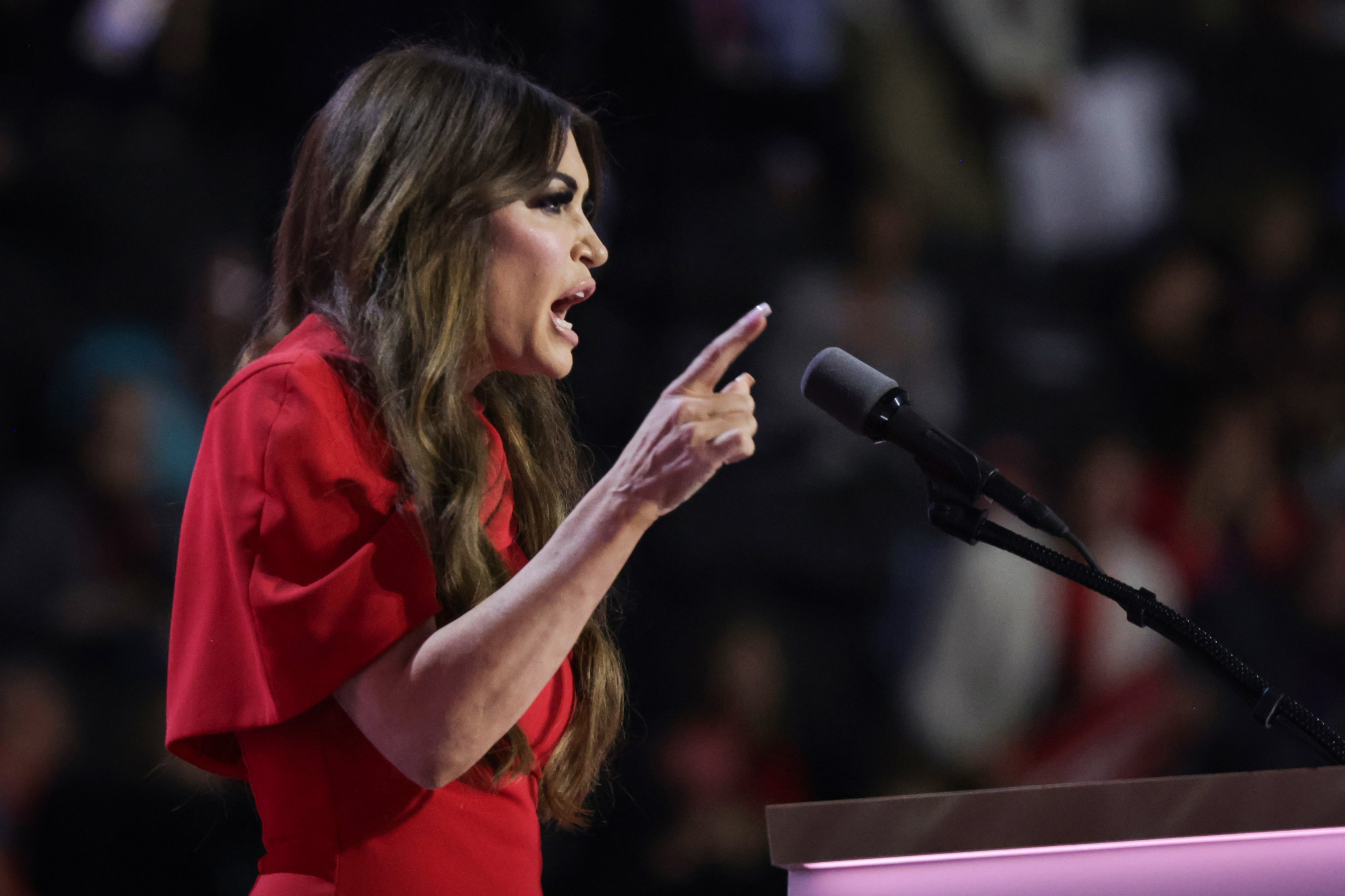Kimberly Guilfoyle habla en el escenario durante el tercer día de la Convención Nacional Republicana en el Fiserv Forum el 17 de julio de 2024, en Milwaukee, Wisconsin | Fuente: Getty Images