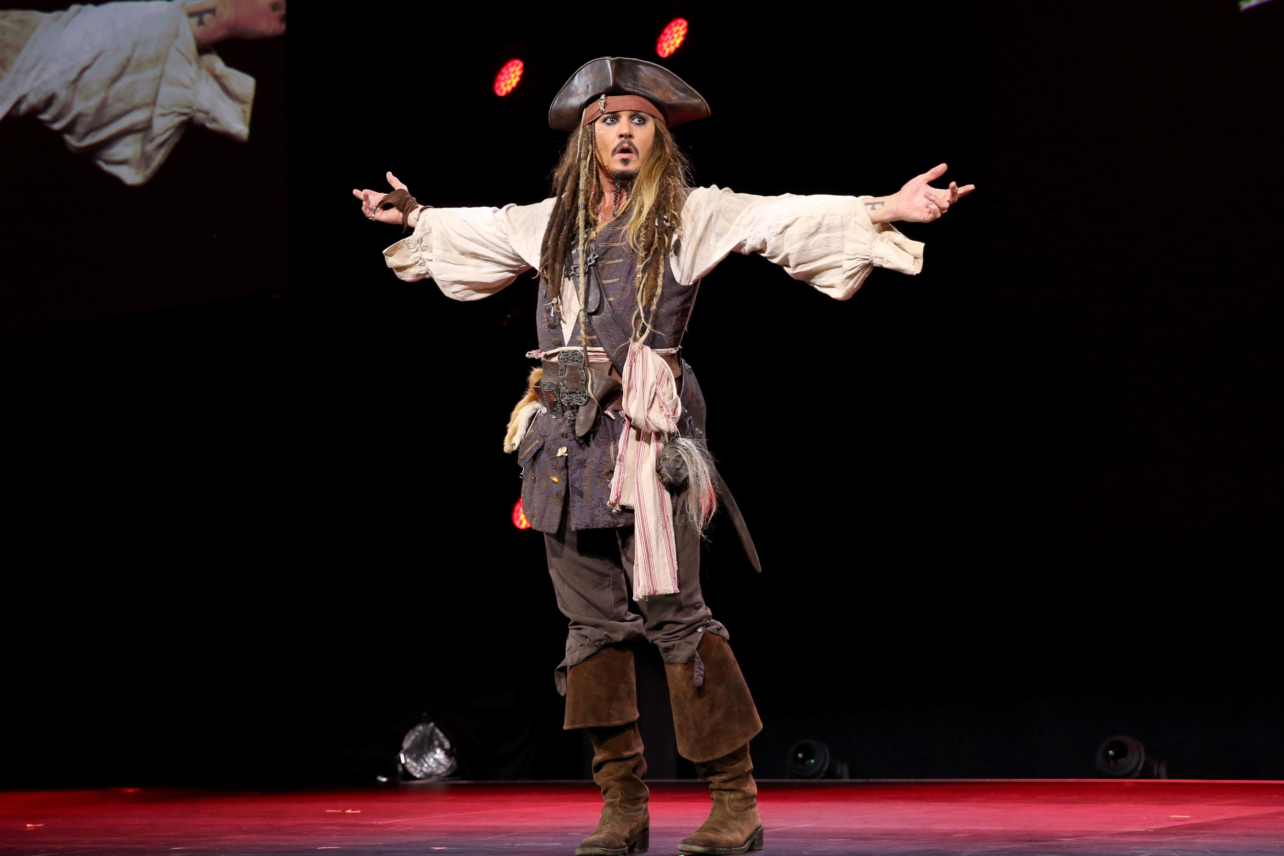 Johnny Depp como el Capitán Jack Sparrow durante la exposición "Worlds, Galaxies, and Universes: Live Action at the Walt Disney Studios" en la D23 Expo de Anaheim, California, el 15 de agosto de 2015 | Fuente: Getty Images