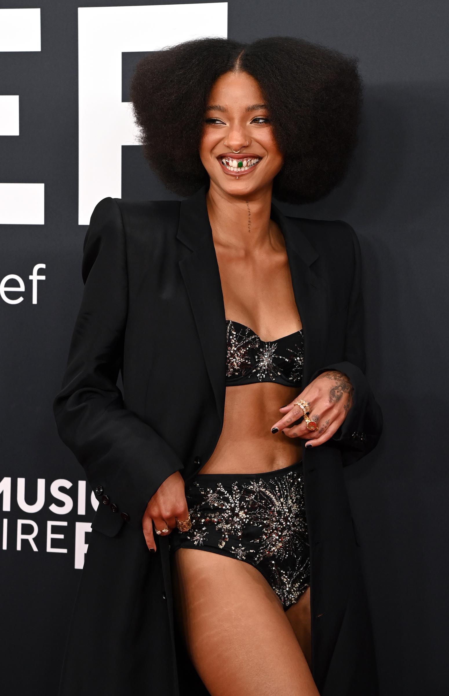 Willow Smith posa en la alfombra roja de la 67 edición de los Premios Grammy el 2 de febrero de 2025, en Los Ángeles, California. | Fuente: Getty Images