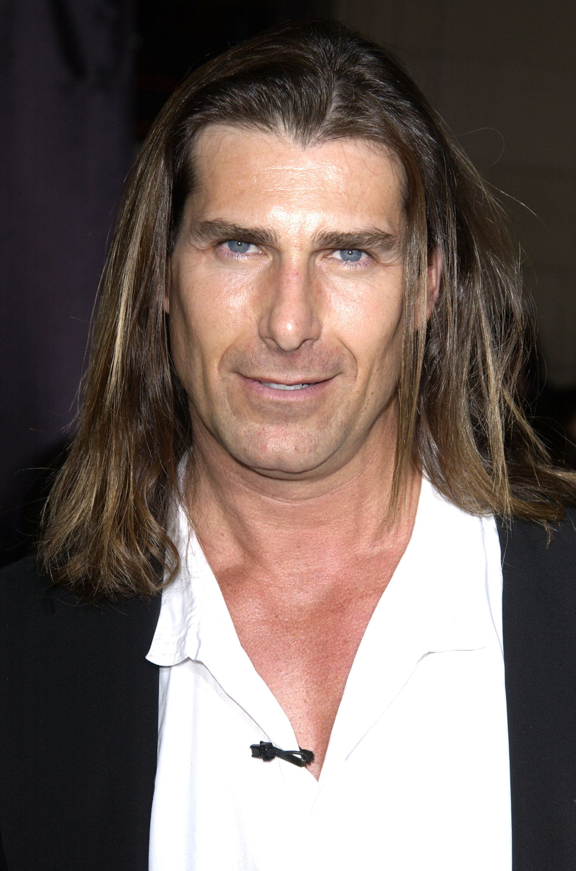 Con el paso de los años, se ha vuelto cada vez más guapo y muy codiciado por las mujeres. En esta foto, asistió al estreno de
