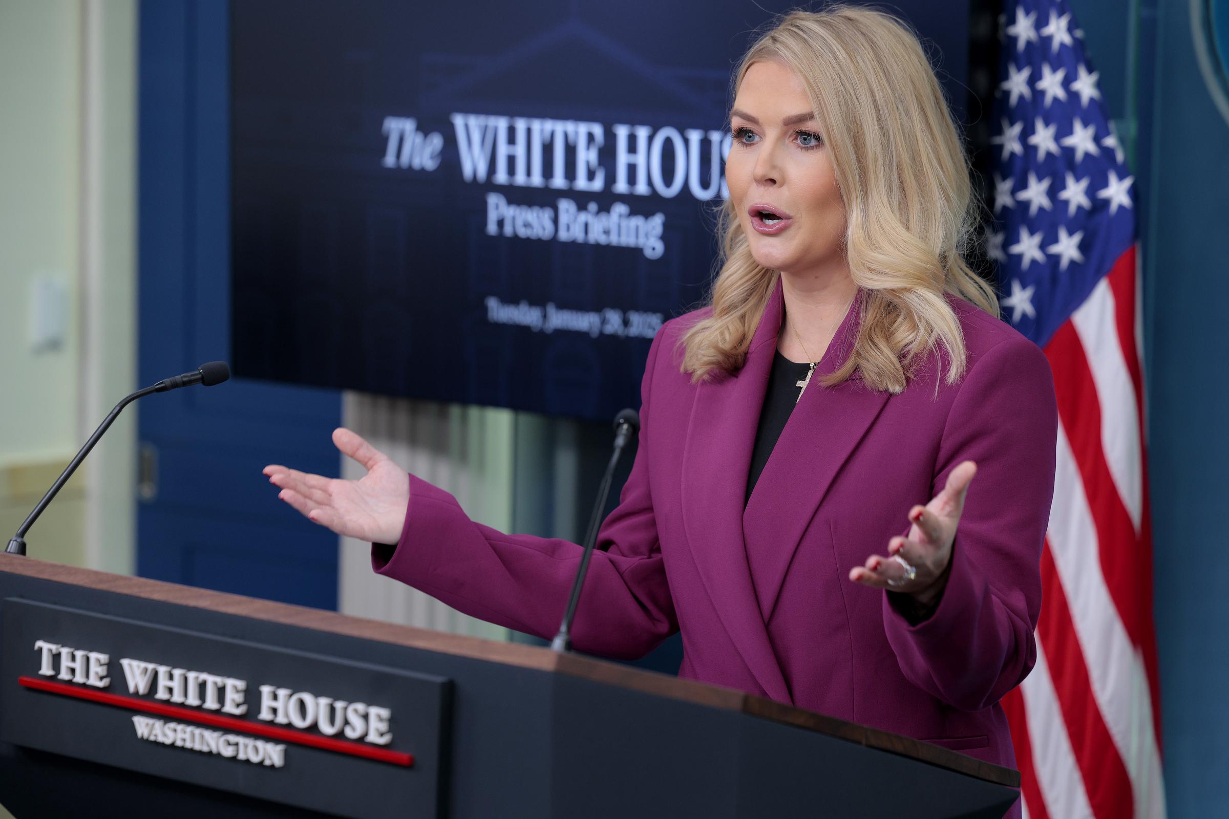 Karoline Leavitt informando a la prensa. | Fuente: Getty Images