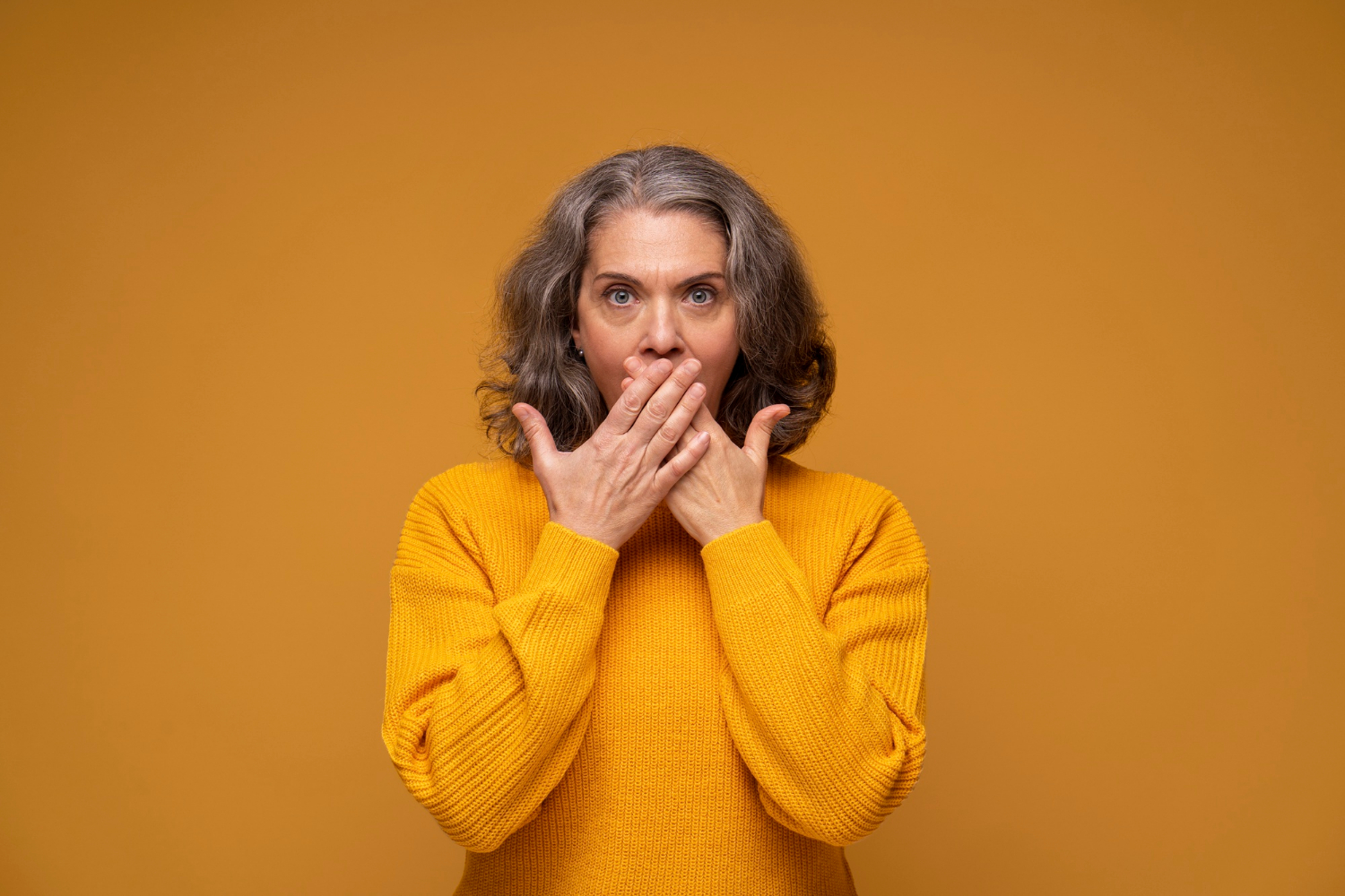 Una mujer mayor aturdida | Fuente: Freepik