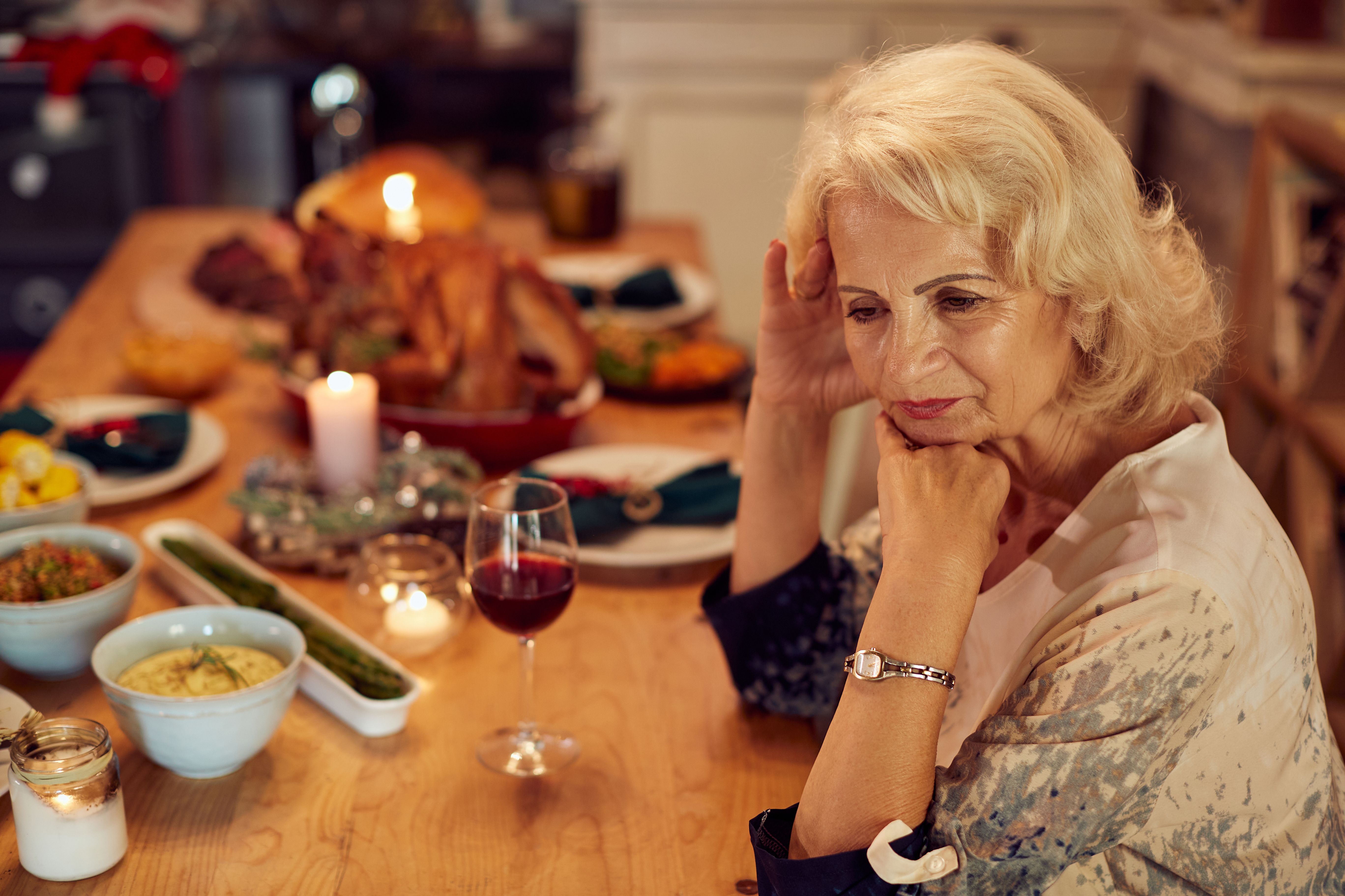 Anciana disgustada en la mesa | Foto: Getty Images