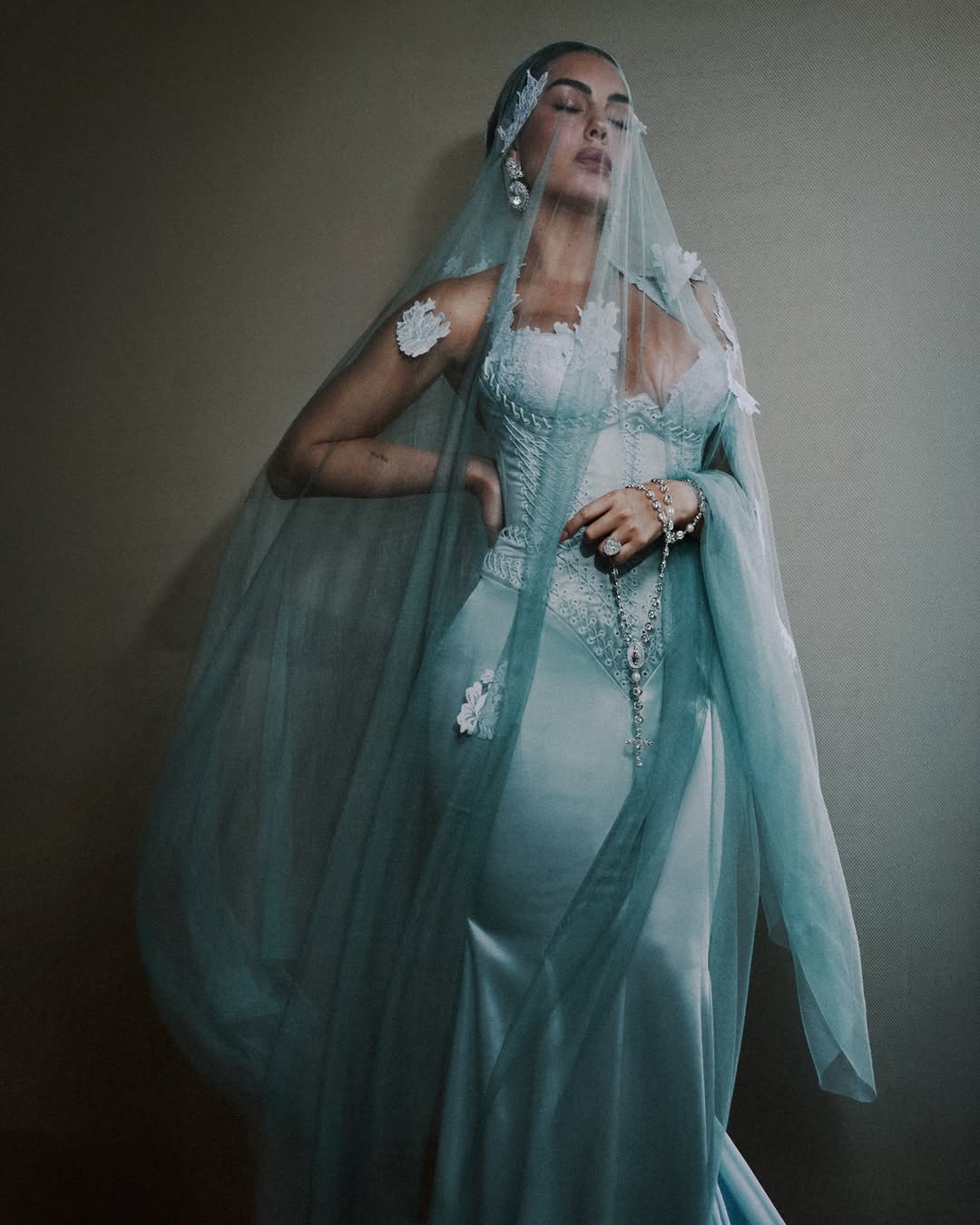 Georgina Rodríguez modelando su atuendo inspirado en la Virgen de Fátima para la La Met Gala 2026 | Fuente: Instagram/georginagio
