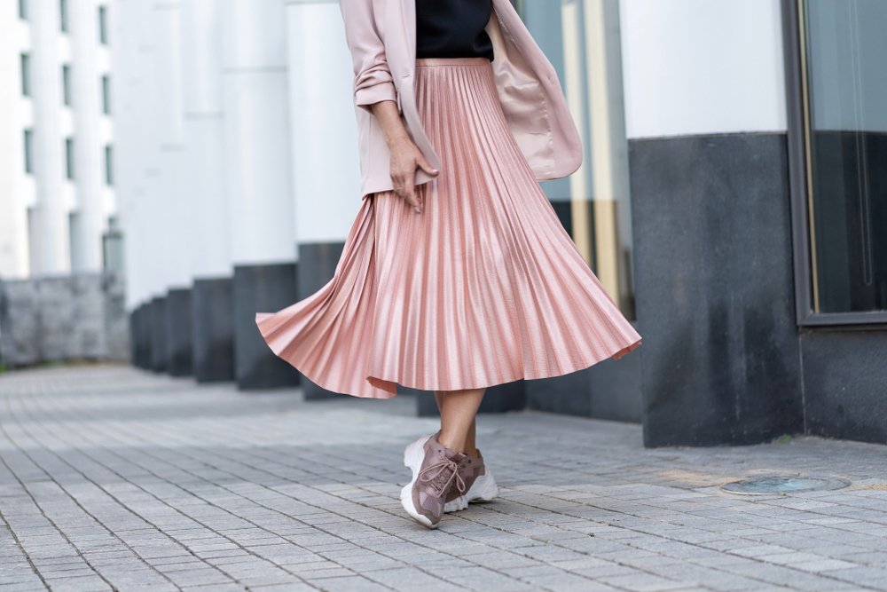 Mujer usando una falda larga con zapatos deportivos. | Foto: Shutterstock