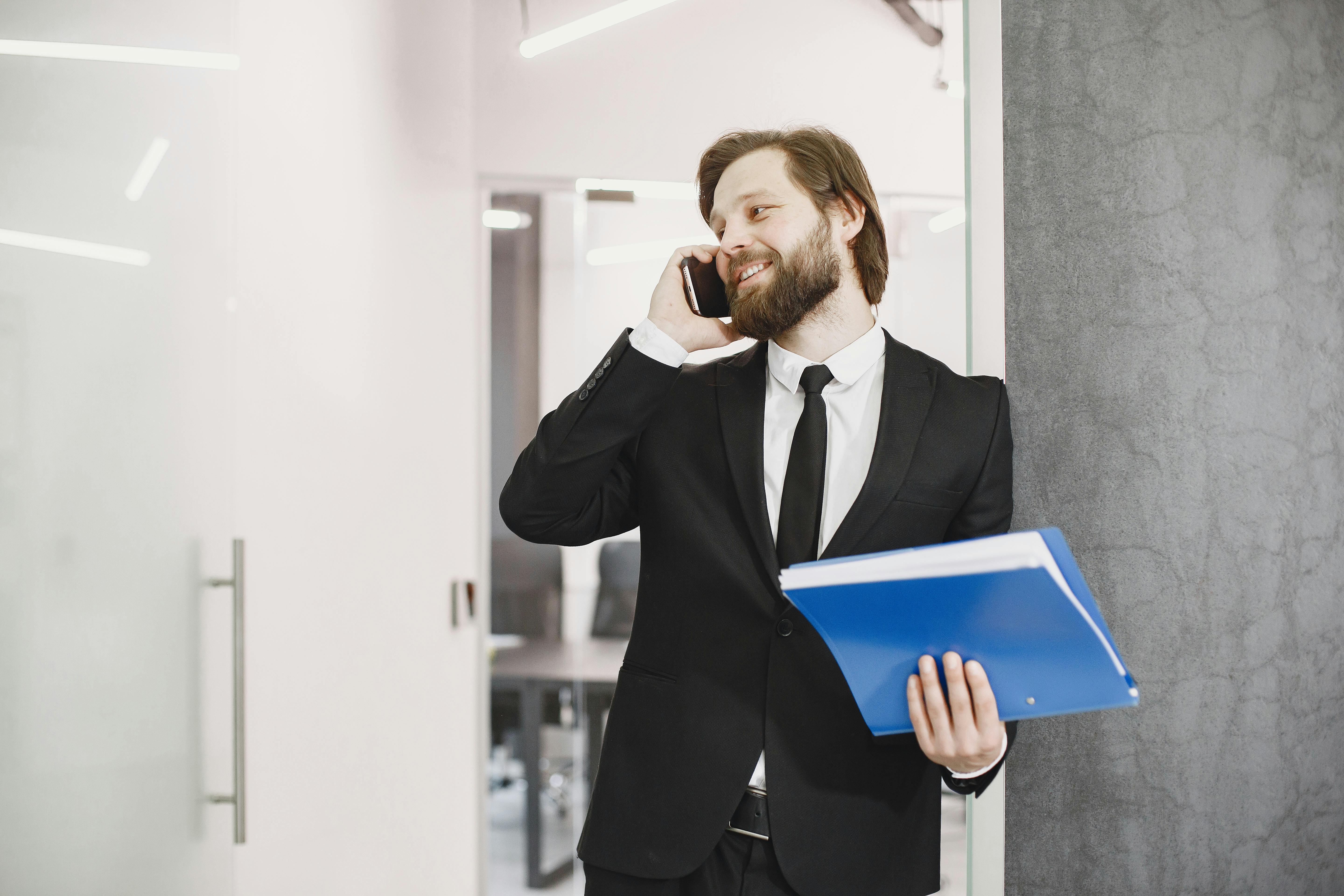 Un hombre hablando por teléfono | Fuente: Pexels