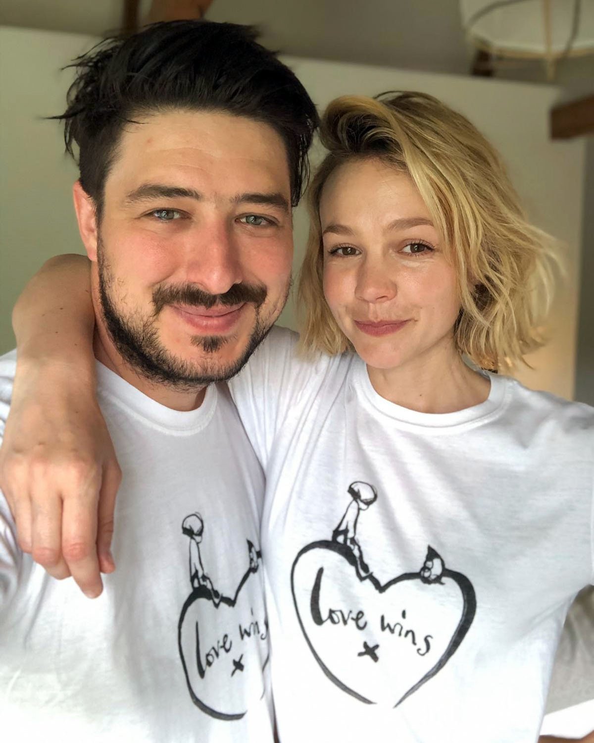 Marcus Mumford y Carey Mulligan luciendo una camiseta creada en colaboración con Charlie Mackesy, el 20 de abril de 2020 en Londres, Inglaterra. | Foto: Getty Images