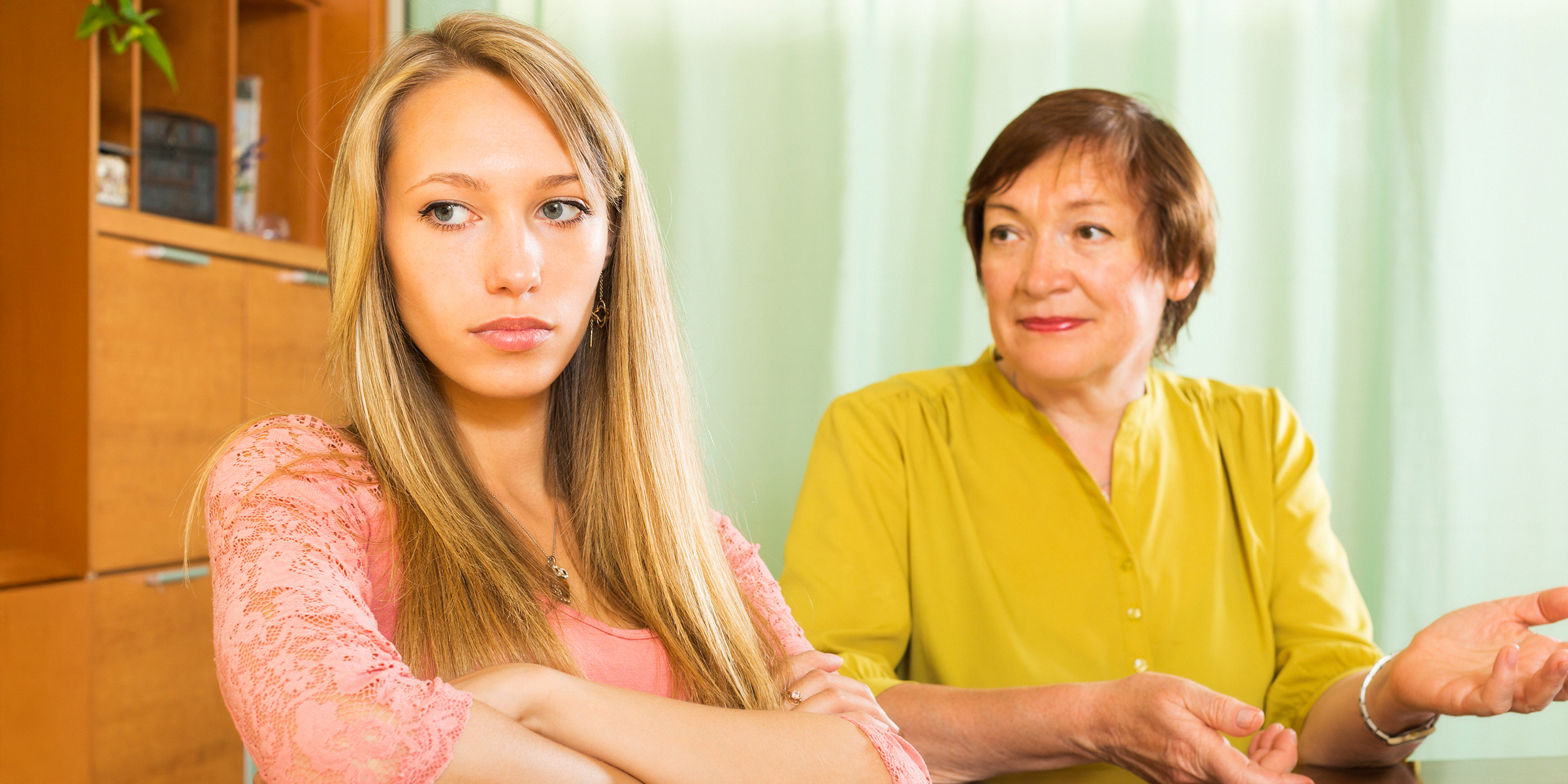 Una mujer mirando a su nuera | Fuente: Shutterstock