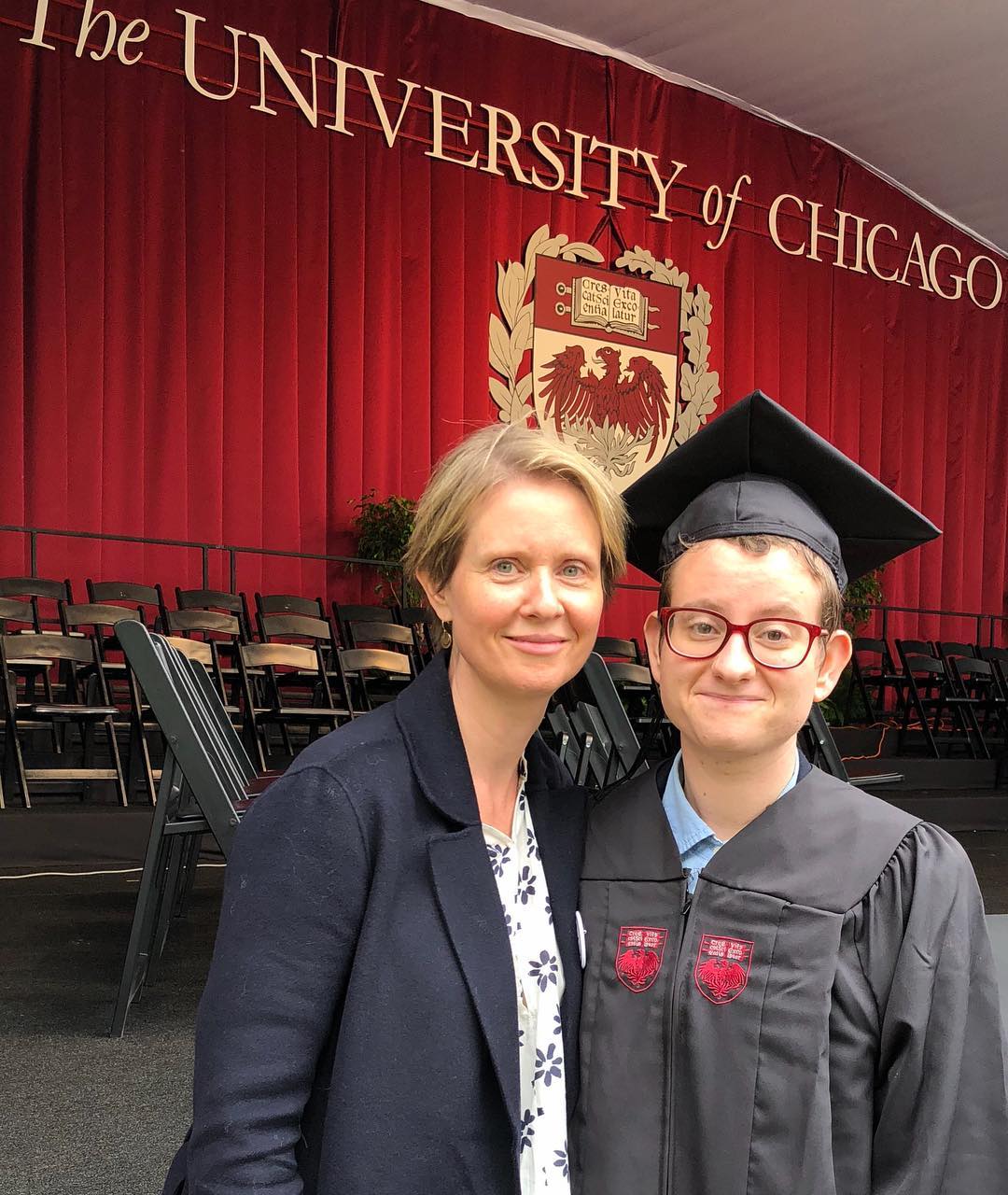 Samuel Joseph Mozes posa junto a su madre, Cynthia Nixon, en una foto del 22 de junio de 2018 | Fuente: Instagram/cynthiaenixon