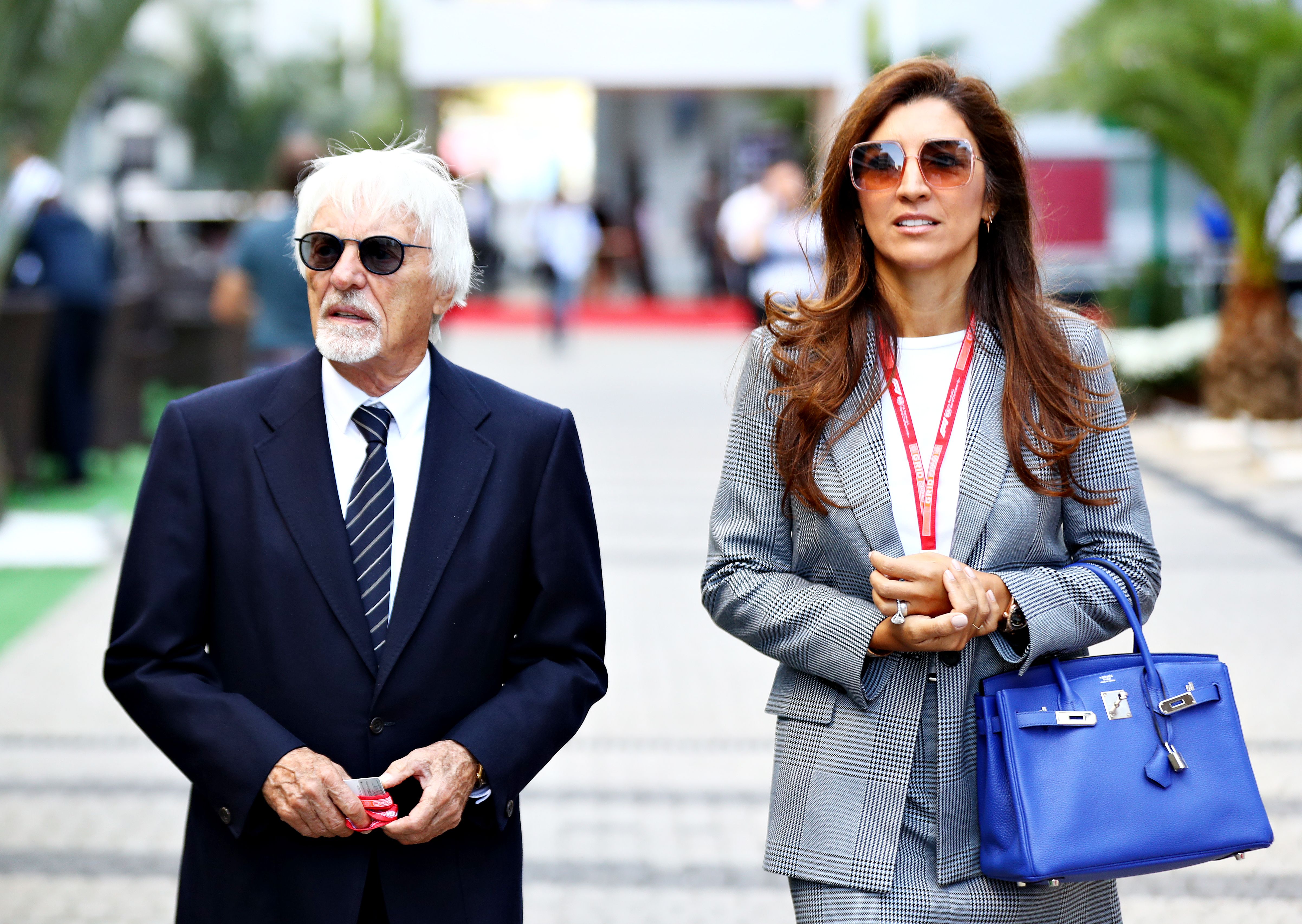 Bernie Ecclestone, presidente emérito del Grupo de Fórmula Uno, y su esposa Fabiana caminan en el Paddock antes del Gran Premio de F1 de Rusia en el Autódromo de Sochi el 29 de septiembre de 2019. | Foto: Getty Images