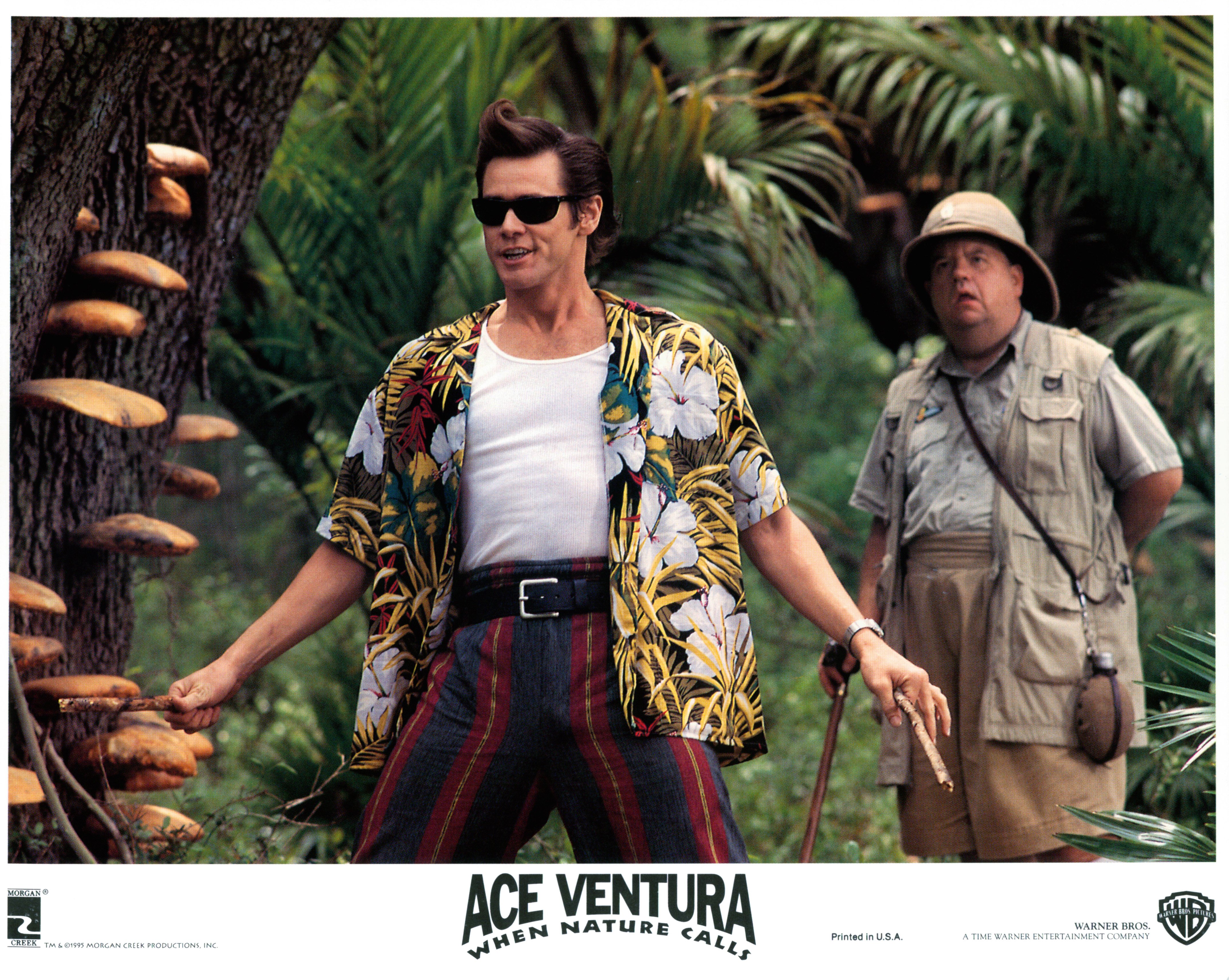 Jim Carrey se adentra en la selva en una escena de la película "Ace Ventura: When Nature Calls", 1995. | Foto: Getty Images