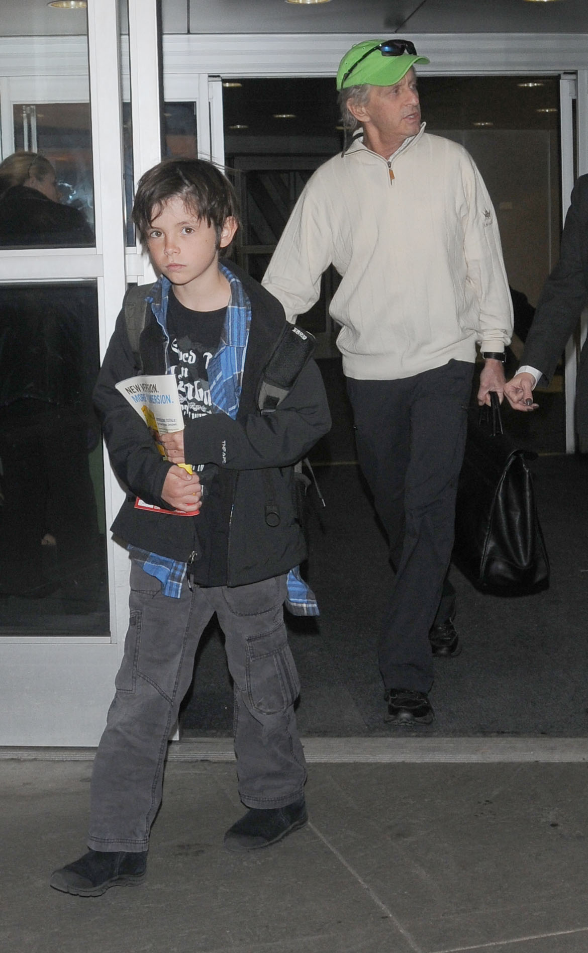 Michael Douglas y su hijo Dylan Douglas en el aeropuerto JFK el 31 de diciembre de 2010 en Nueva York | Fuente: Getty Images