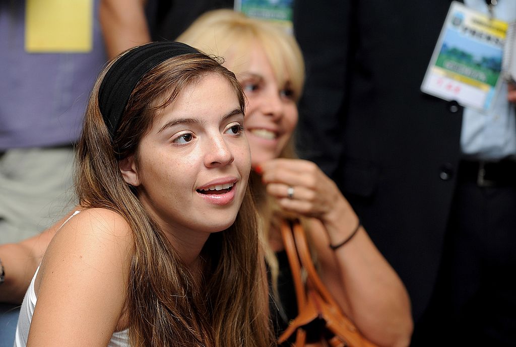 Dalma, hija de Maradona, y Claudia Villafañe, su exesposa, asisten a la conferencia de prensa en la que Diego Maradona fue presentado como nuevo entrenador de la selección argentina de fútbol en la AFA, el 4 de noviembre de 2008 en Buenos Aires, Argentina | Fuente: Getty Images