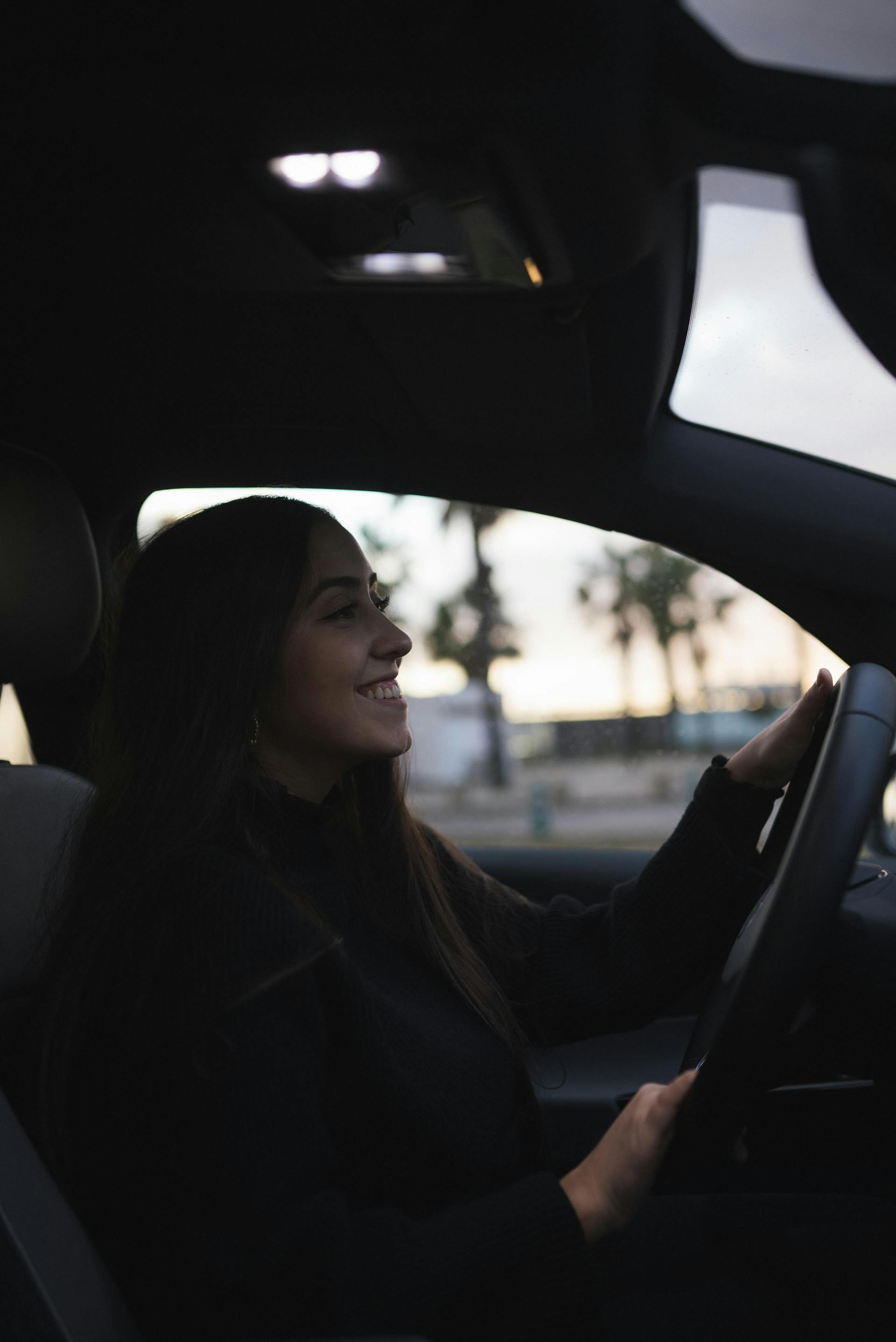 Una mujer conduciendo un Automóvil | Fuente: Pexels