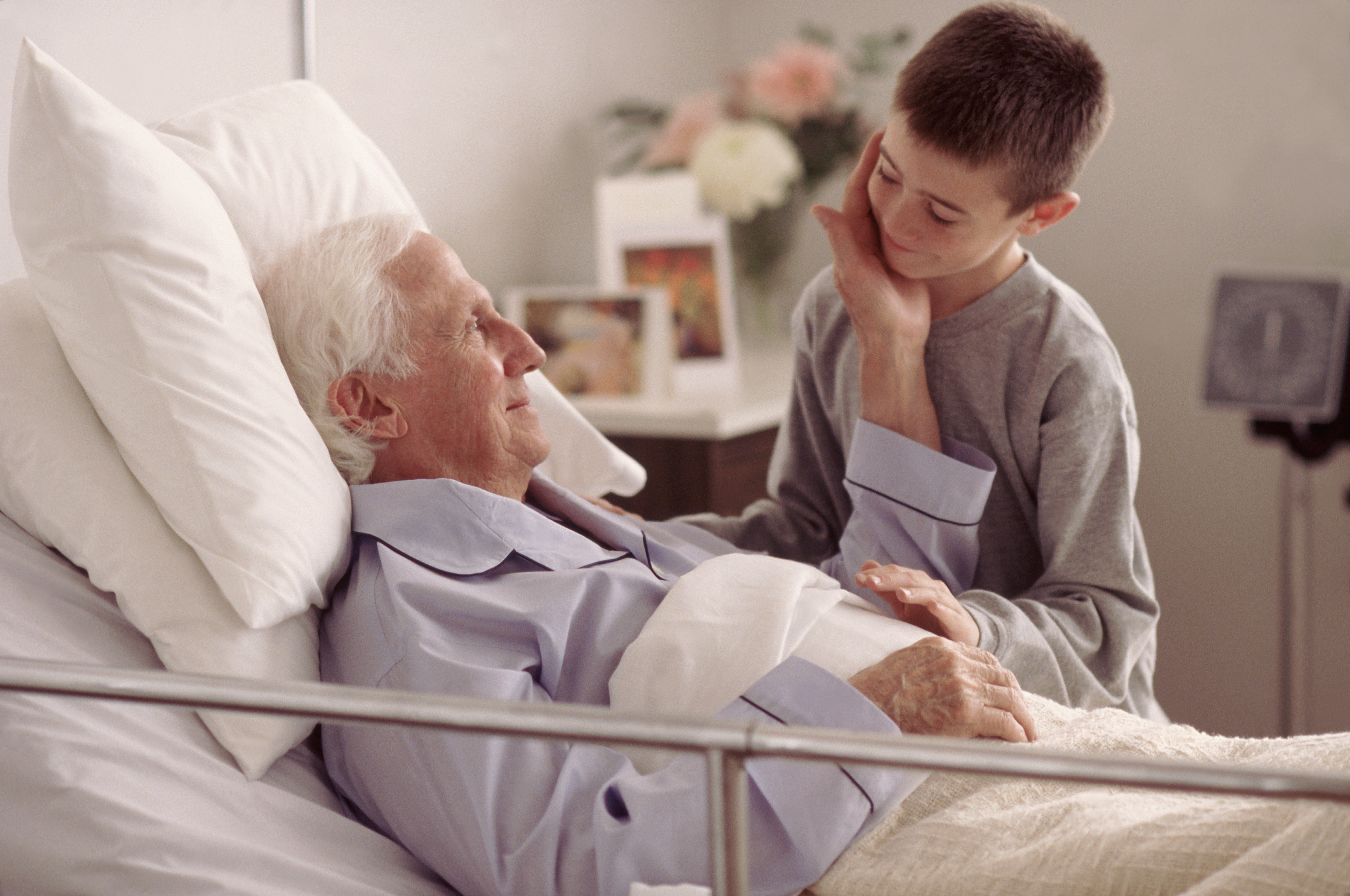 Nieto visitando al abuelo en el hospital | Foto: Getty Images