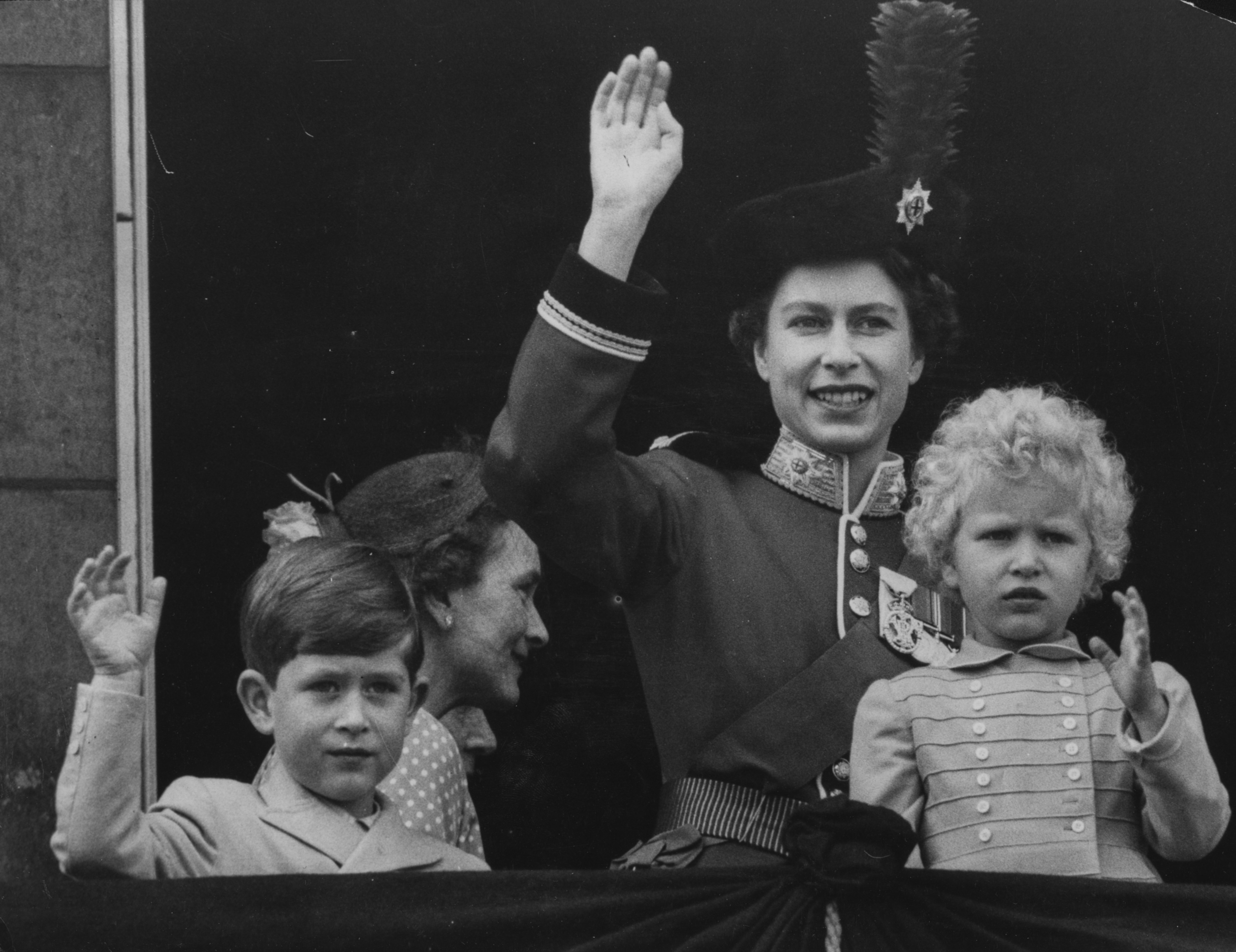 La reina Elizabeth, la princesa Anne y el príncipe Charles en el Palacio de Buckingham en 1954. | Foto: Getty Images