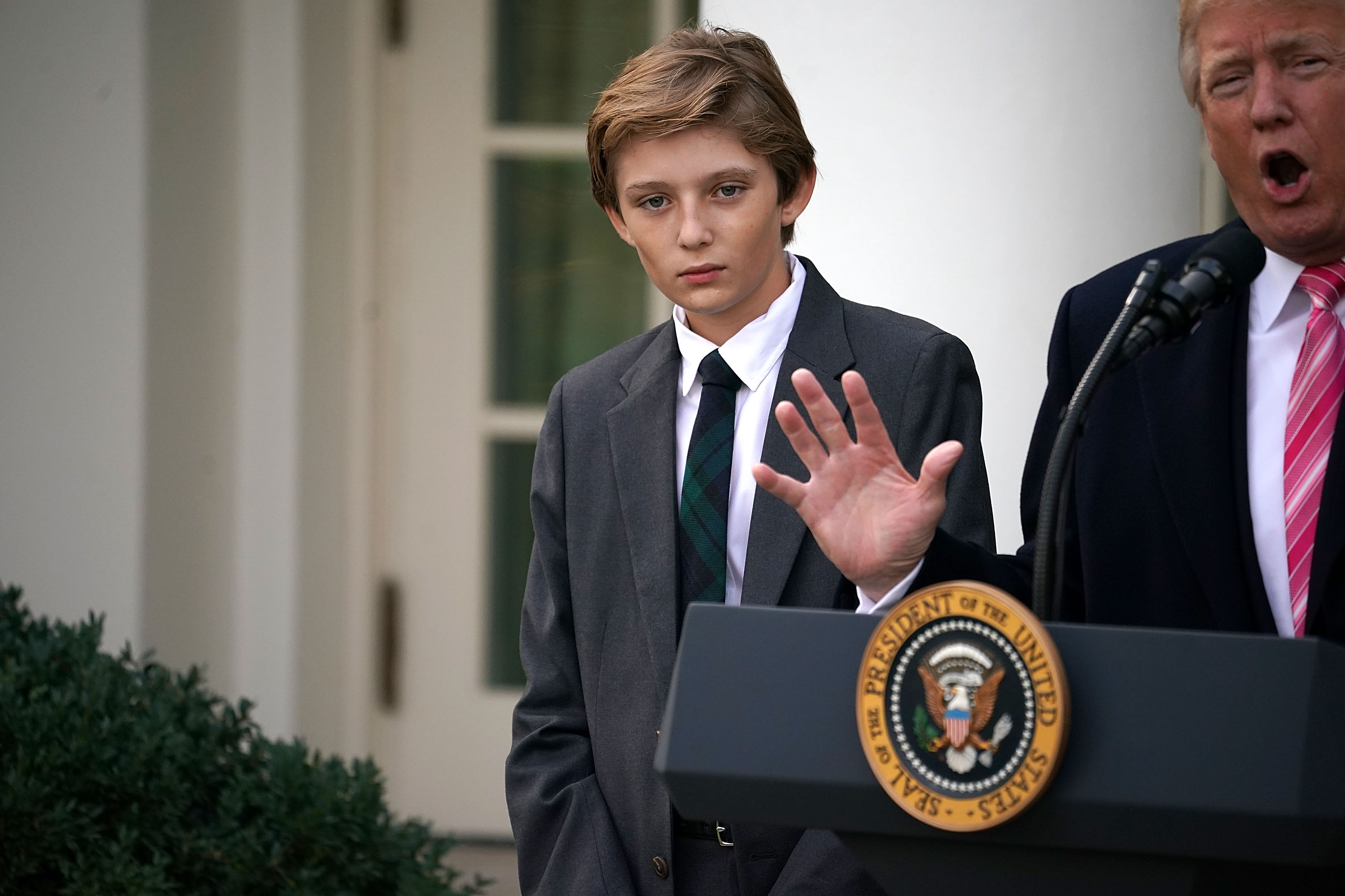 Barron se une al presidente Donald Trump mientras hace declaraciones antes de indultar al Pavo Nacional de Acción de Gracias en la Casa Blanca el 21 de noviembre de 2017, en Washington, DC. | Fuente: Getty Images