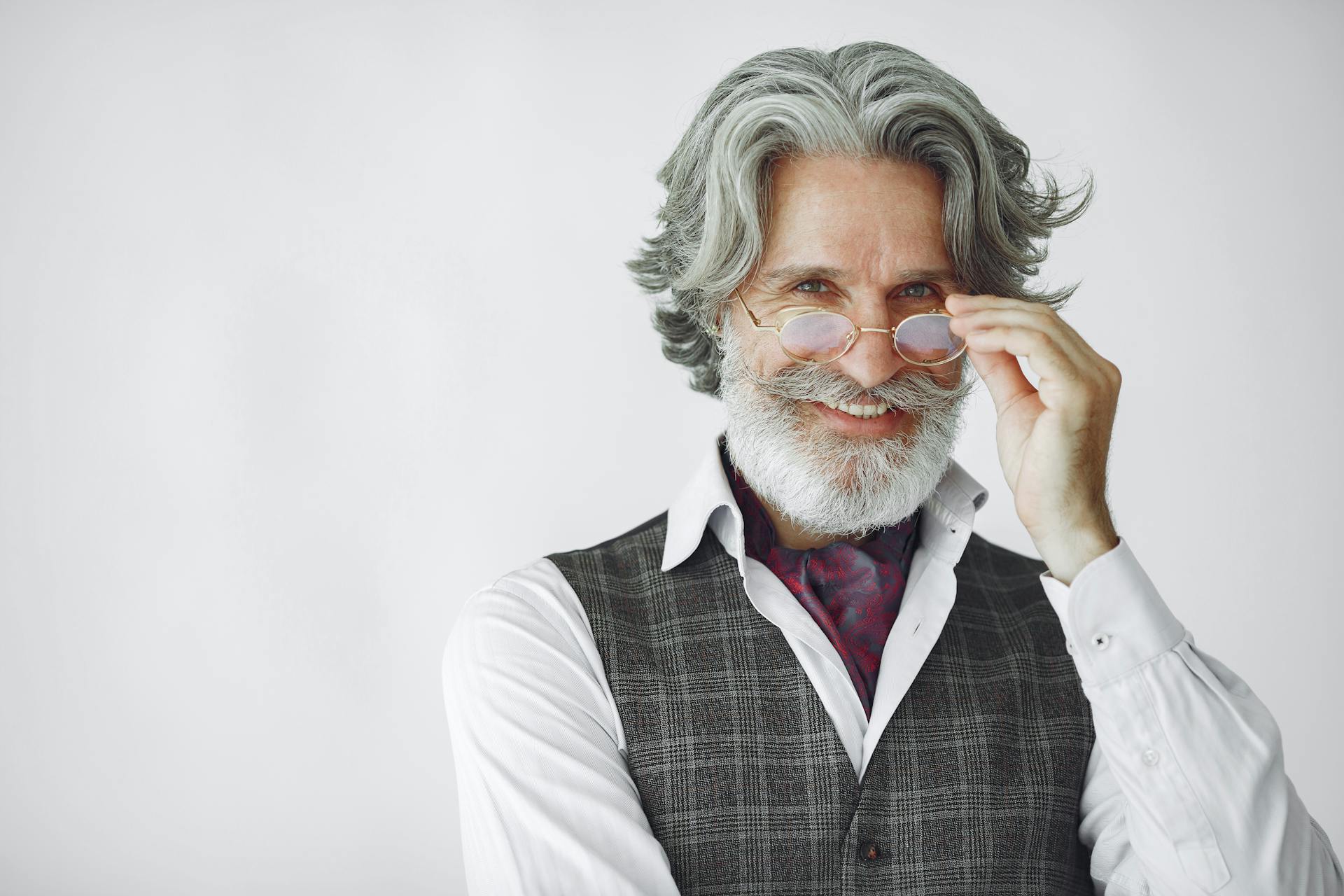 Un hombre mayor sonriendo | Fuente: Pexels