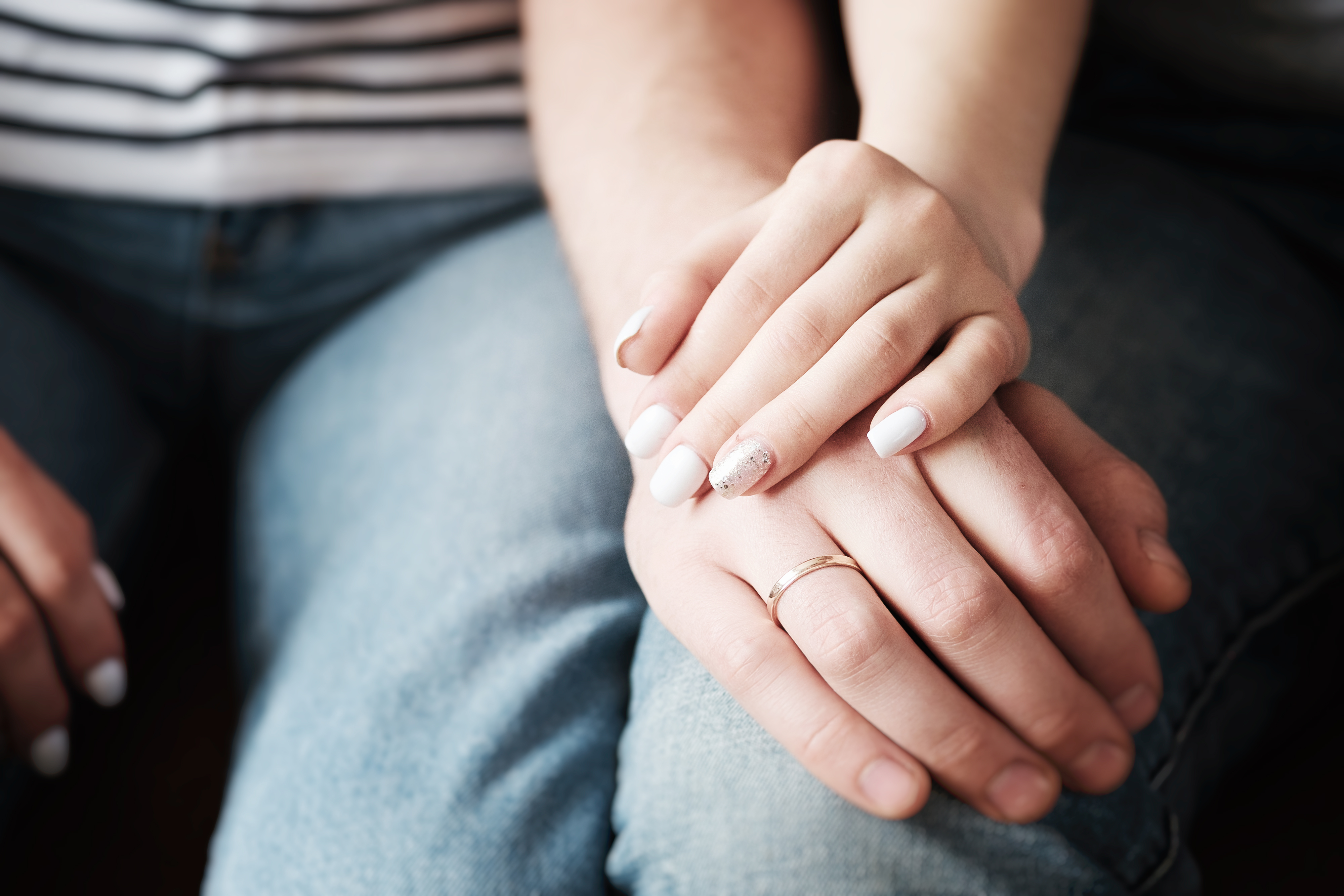 Pareja entrelazan sus manos | Foto: Shutterstock