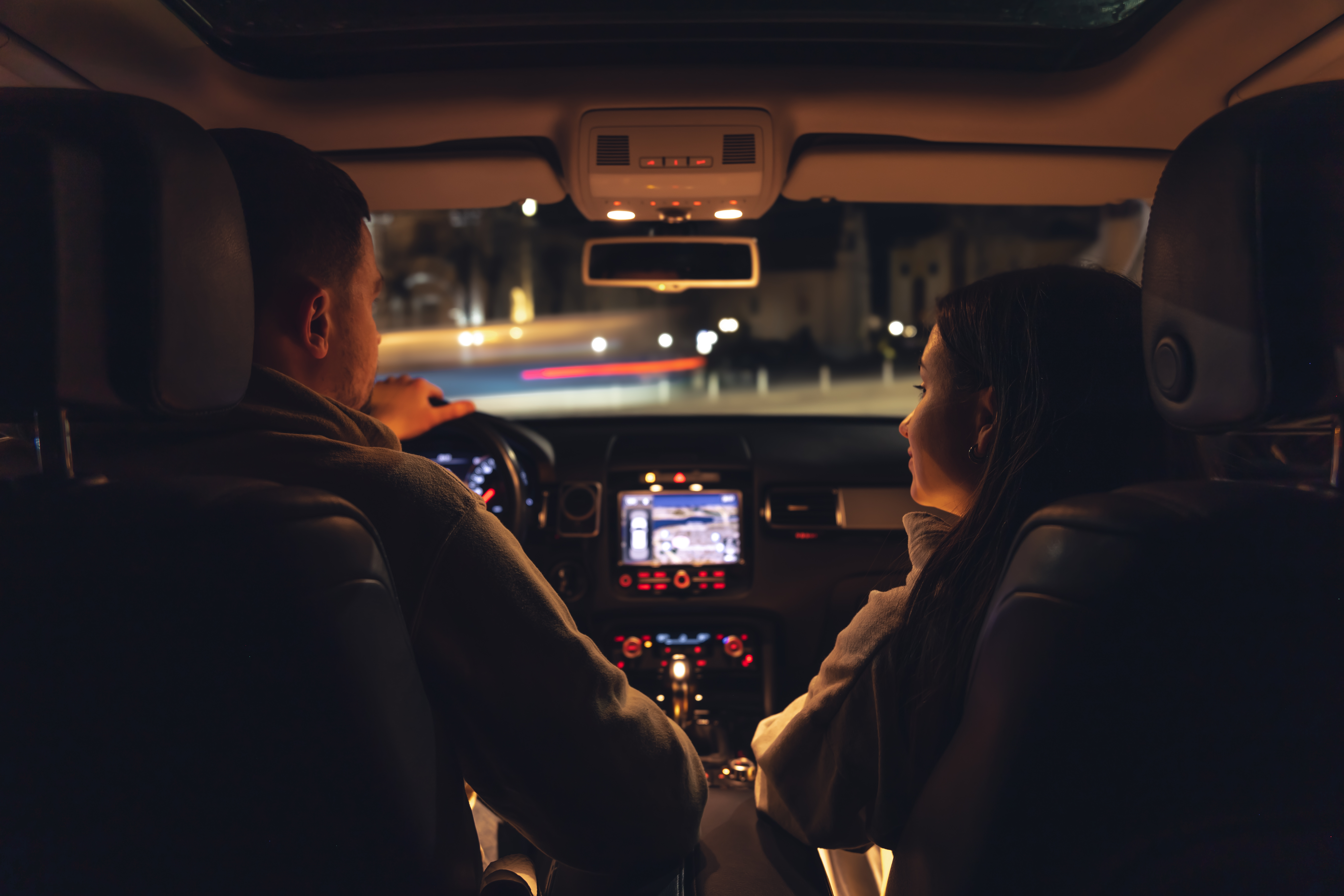 Una pareja en el interior de un Automóvil | Fuente: Freepik