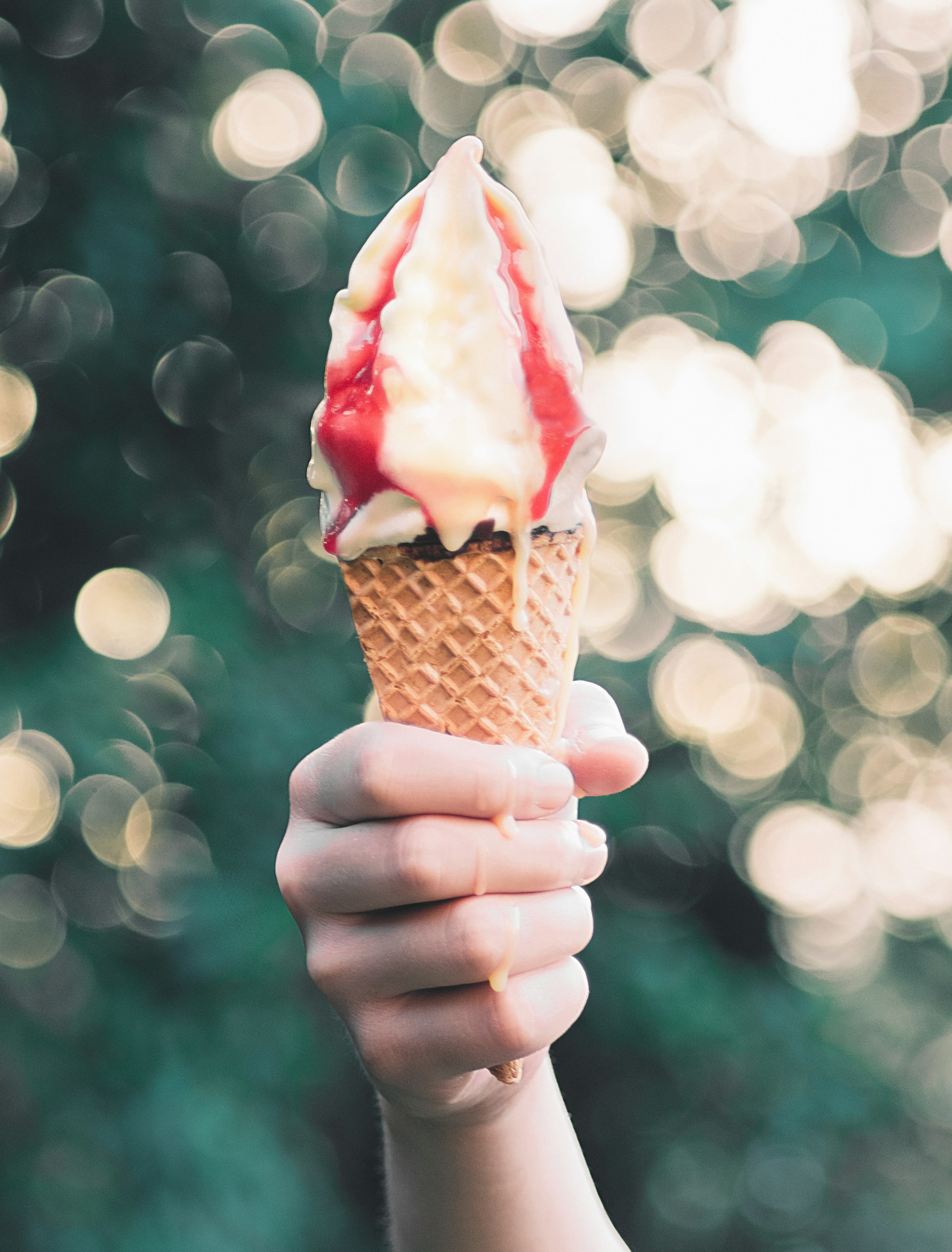 Un cucurucho de helado chorreando | Foto: Unsplash