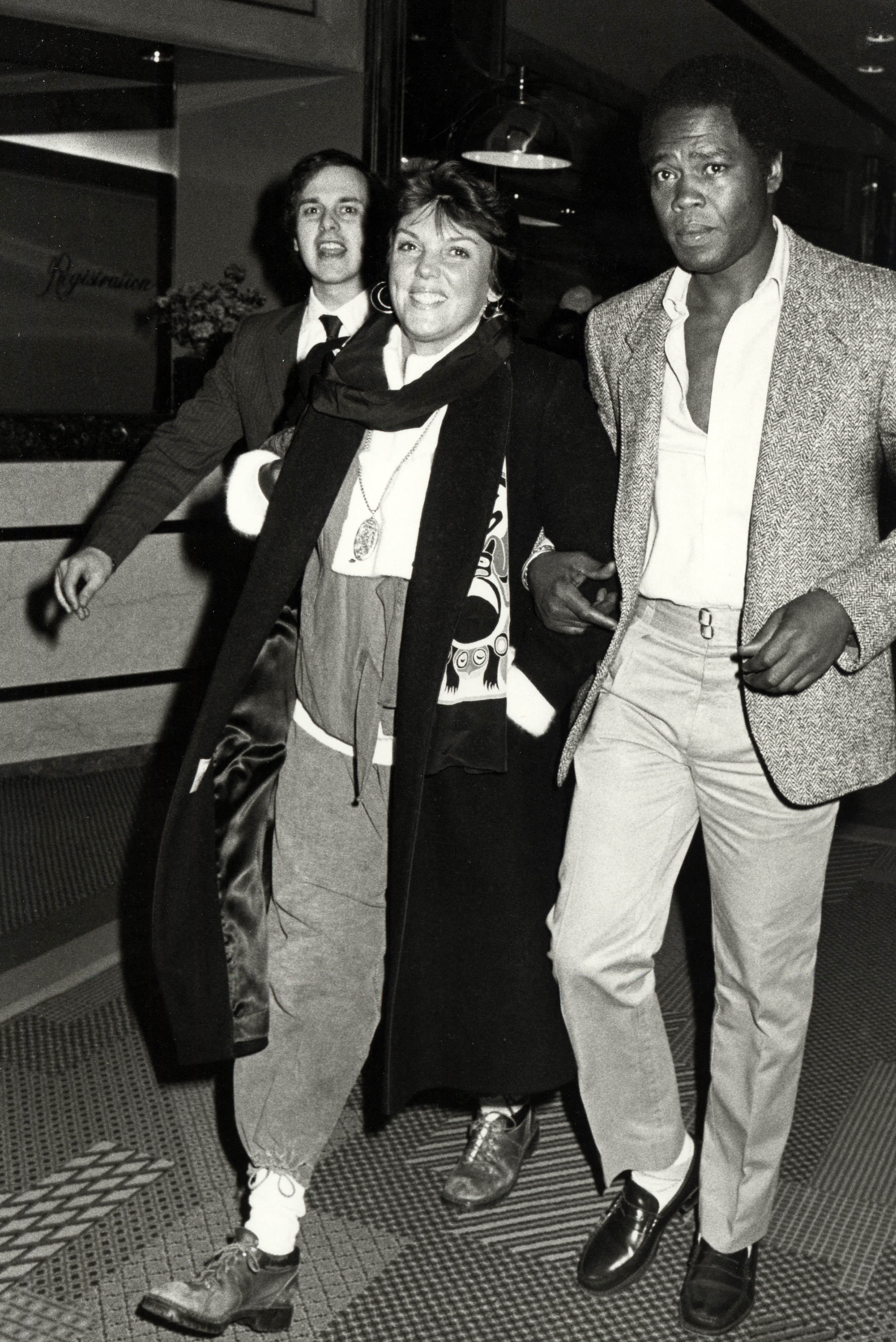 Tyne Daly y Georg Stanford Brown, fotografiados en el Hotel Hilton de Nueva York el 16 de febrero de 1985. | Fuente: Getty Images