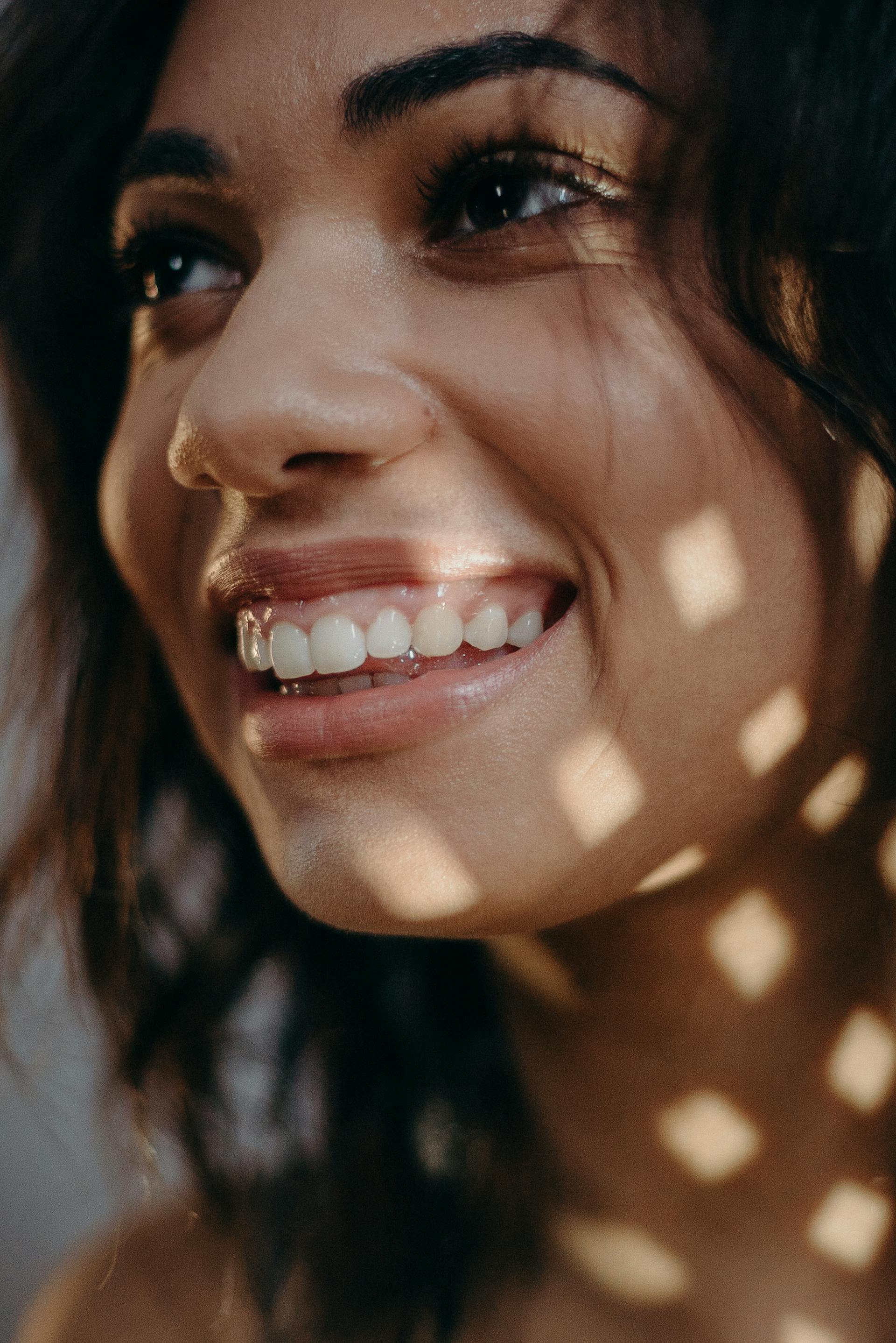 Una mujer sonriendo a alguien | Fuente: Pexels