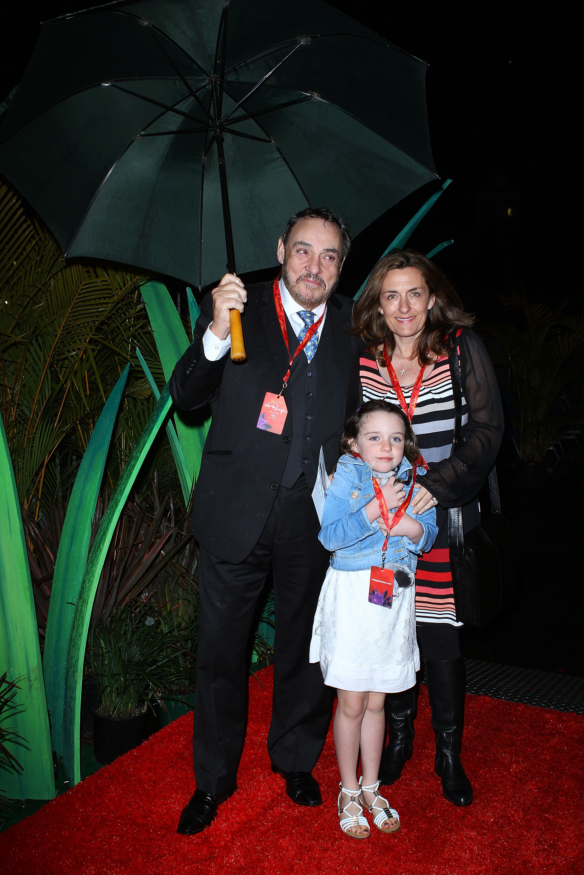 John Rhys-Davies, su esposa Lisa Manning y su hija Mia, el 13 de septiembre de 2012 en Sídney, Australia. | Foto: Getty Images