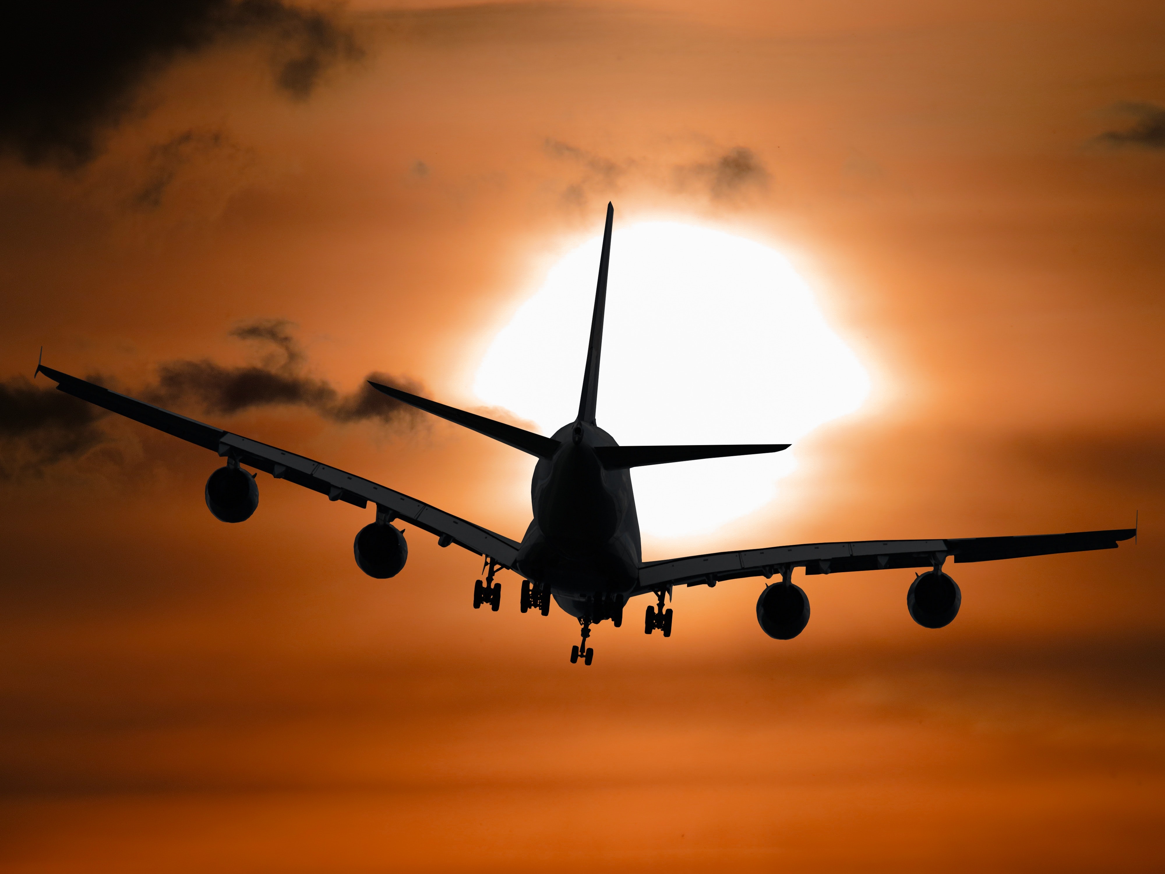 Avión volando durante la puesta de sol | Fuente: Pexels