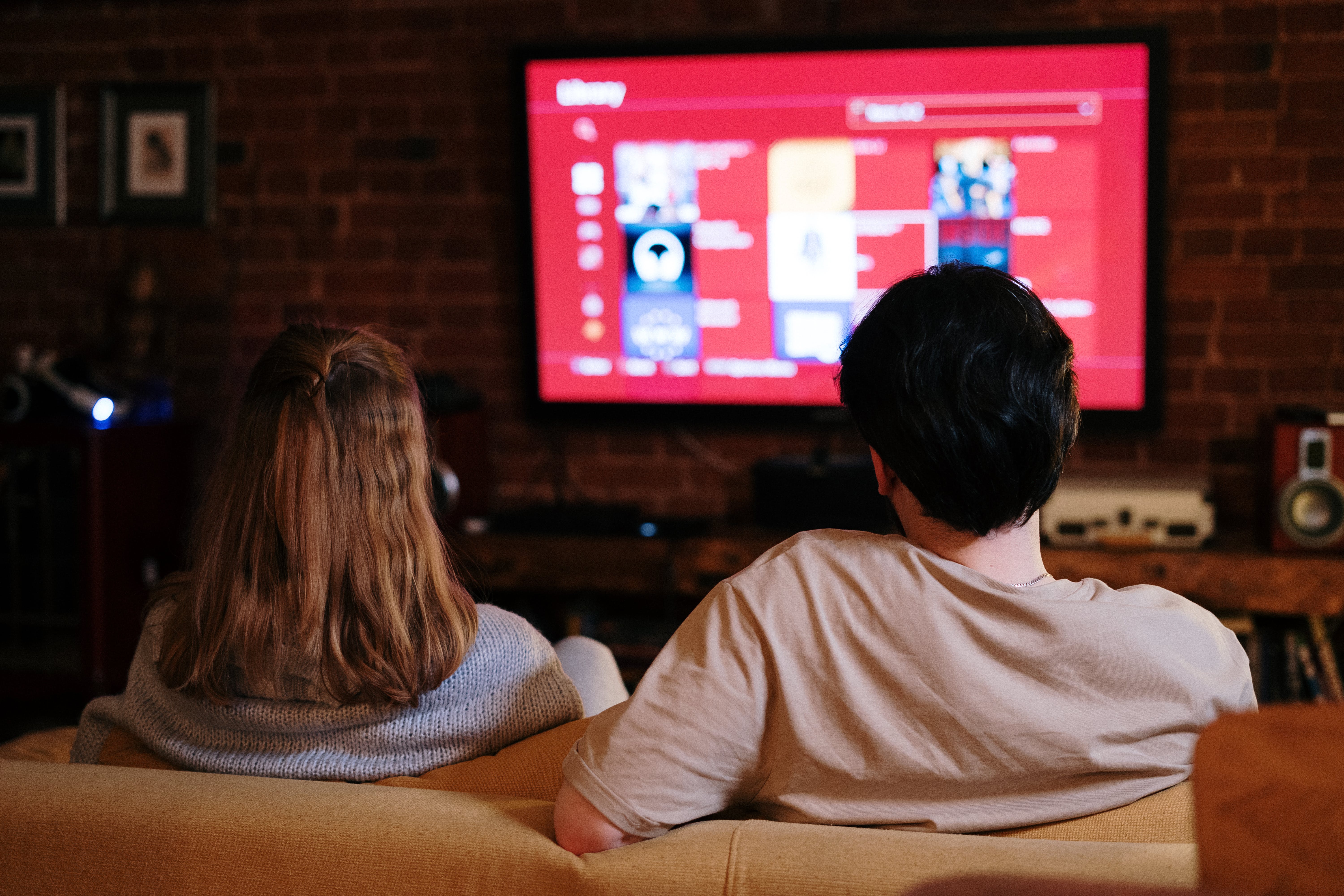 Pareja viendo televisión | Foto: Pexels