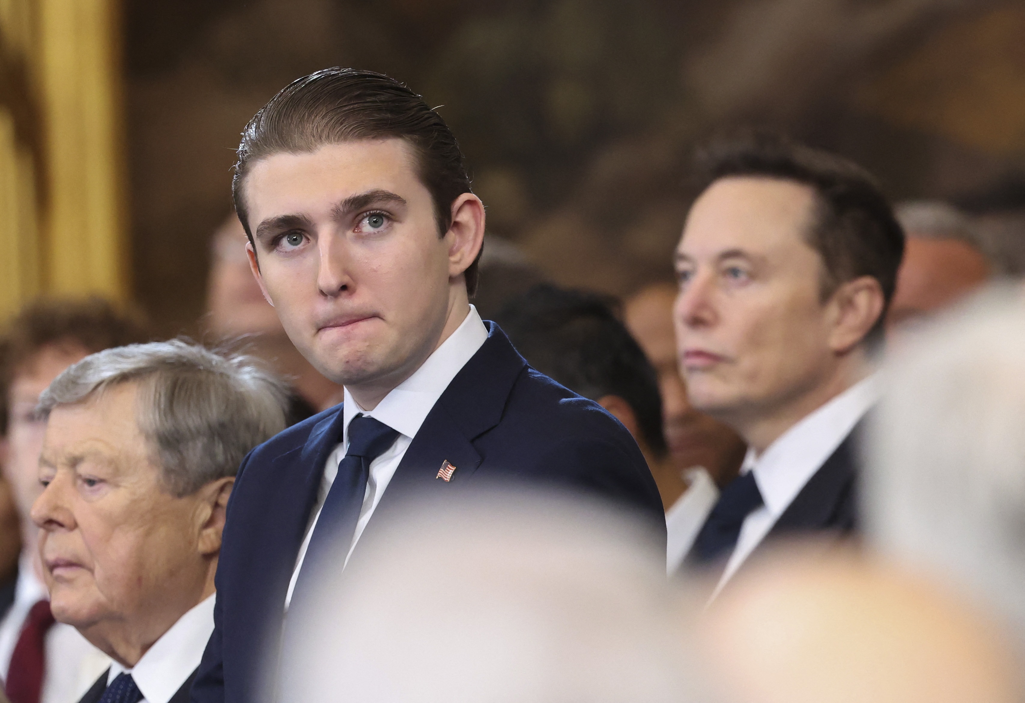 Barron Trump mira antes de la investidura presidencial de Donald Trump el 20 de enero de 2025 | Fuente: Getty Images