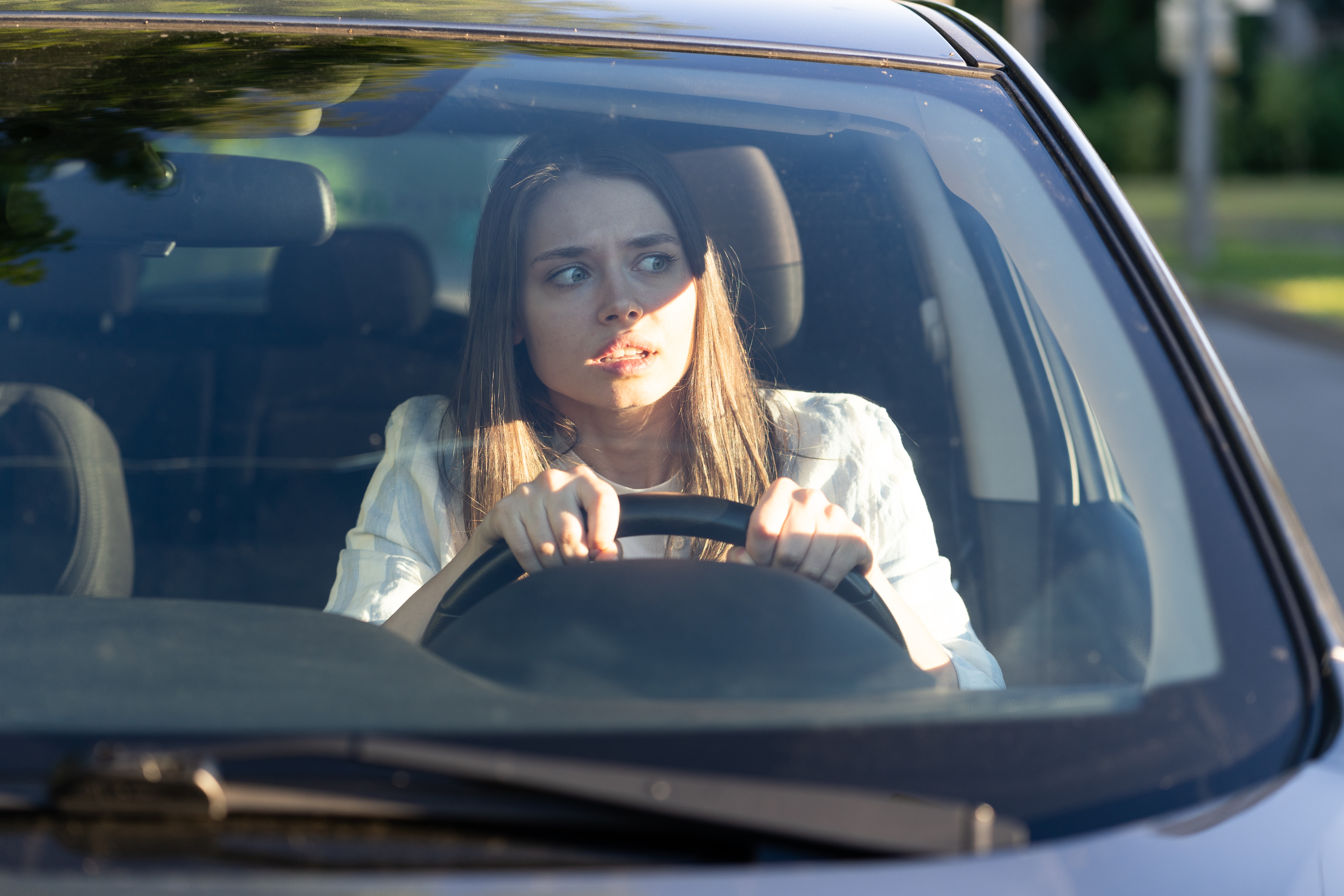 Una mujer conduce su Automóvil | Fuente: Shutterstock