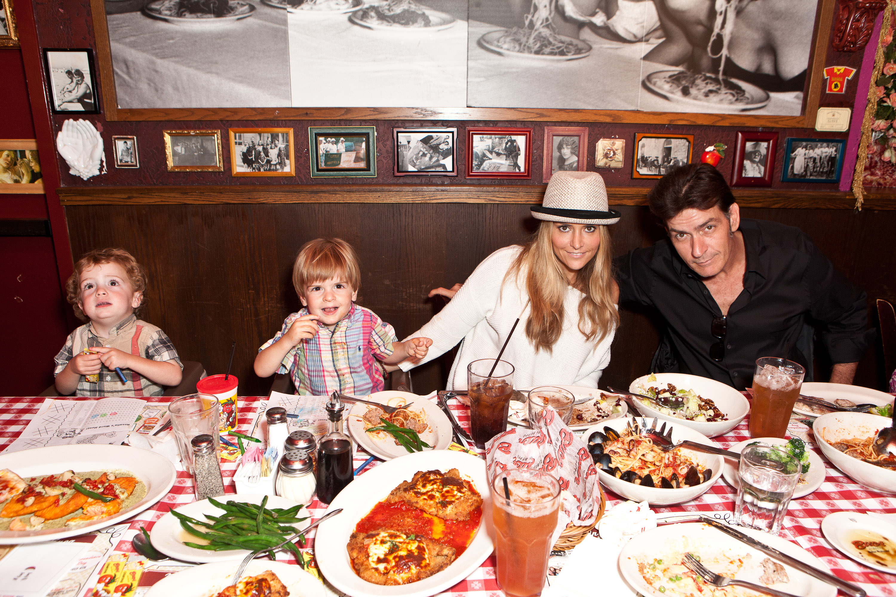 Charlie Sheen, Brooke Mueller y sus hijos Max y Bob Sheen celebran el cumpleaños de Charlie en Buca di Beppo el 3 de septiembre de 2011, en Encino, California | Fuente: Getty Images