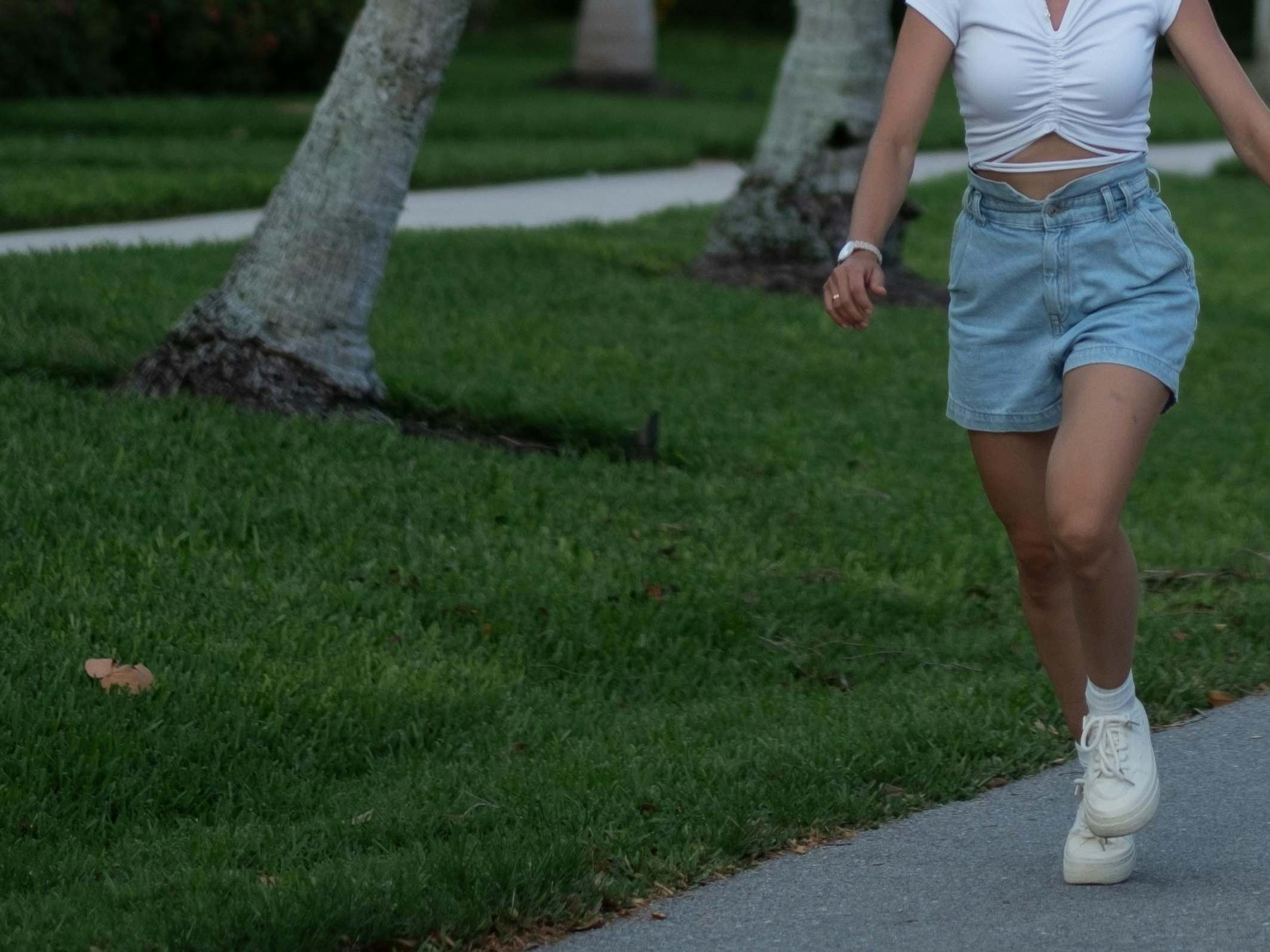 Una mujer corriendo por un camino de entrada | Fuente: Pexels