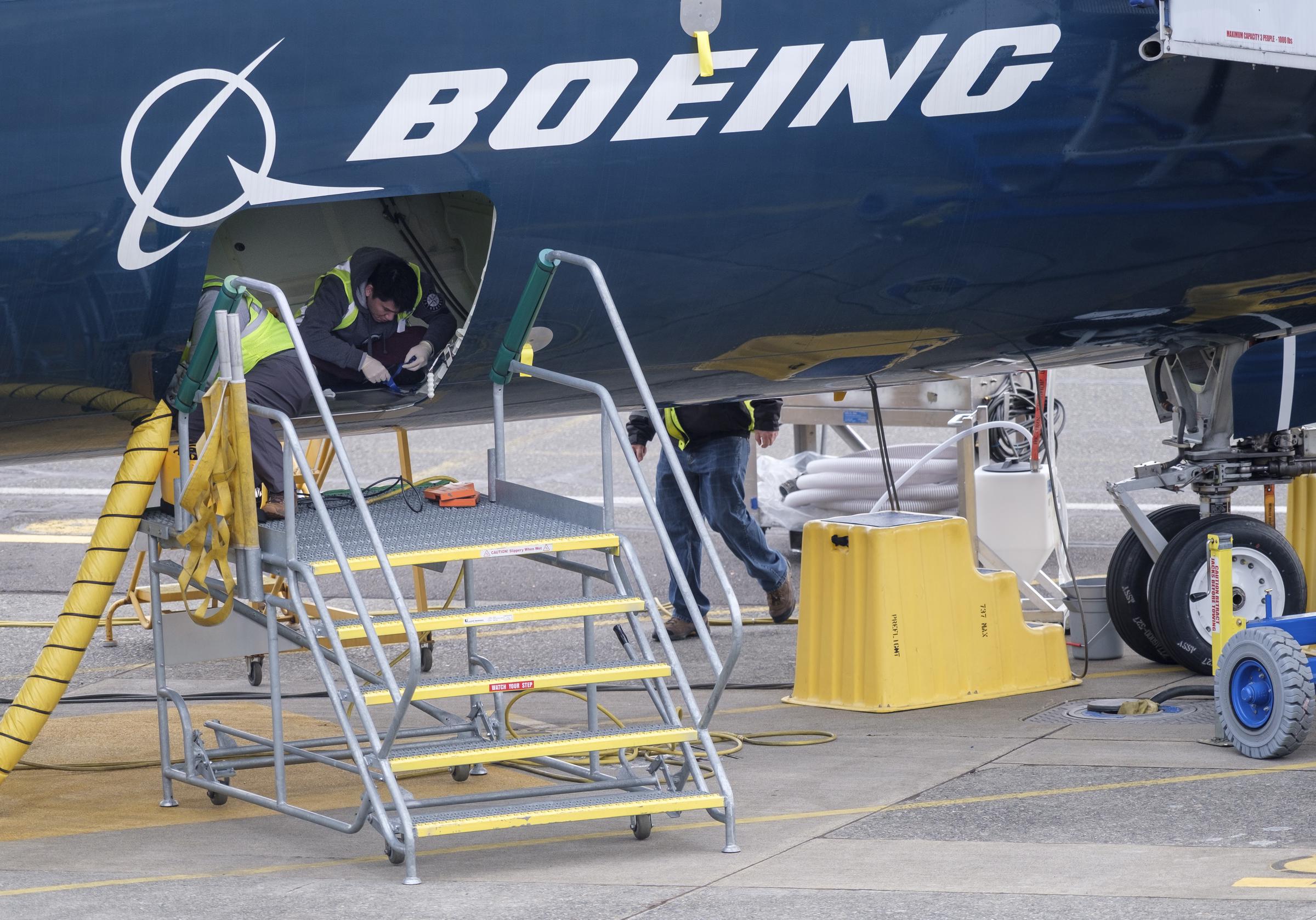 Empleados trabajan en la bodega de carga de un avión de pruebas Boeing 727 MAX 9 fuera de la fábrica de la compañía, el 14 de marzo de 2019 | Fuente: Getty Images