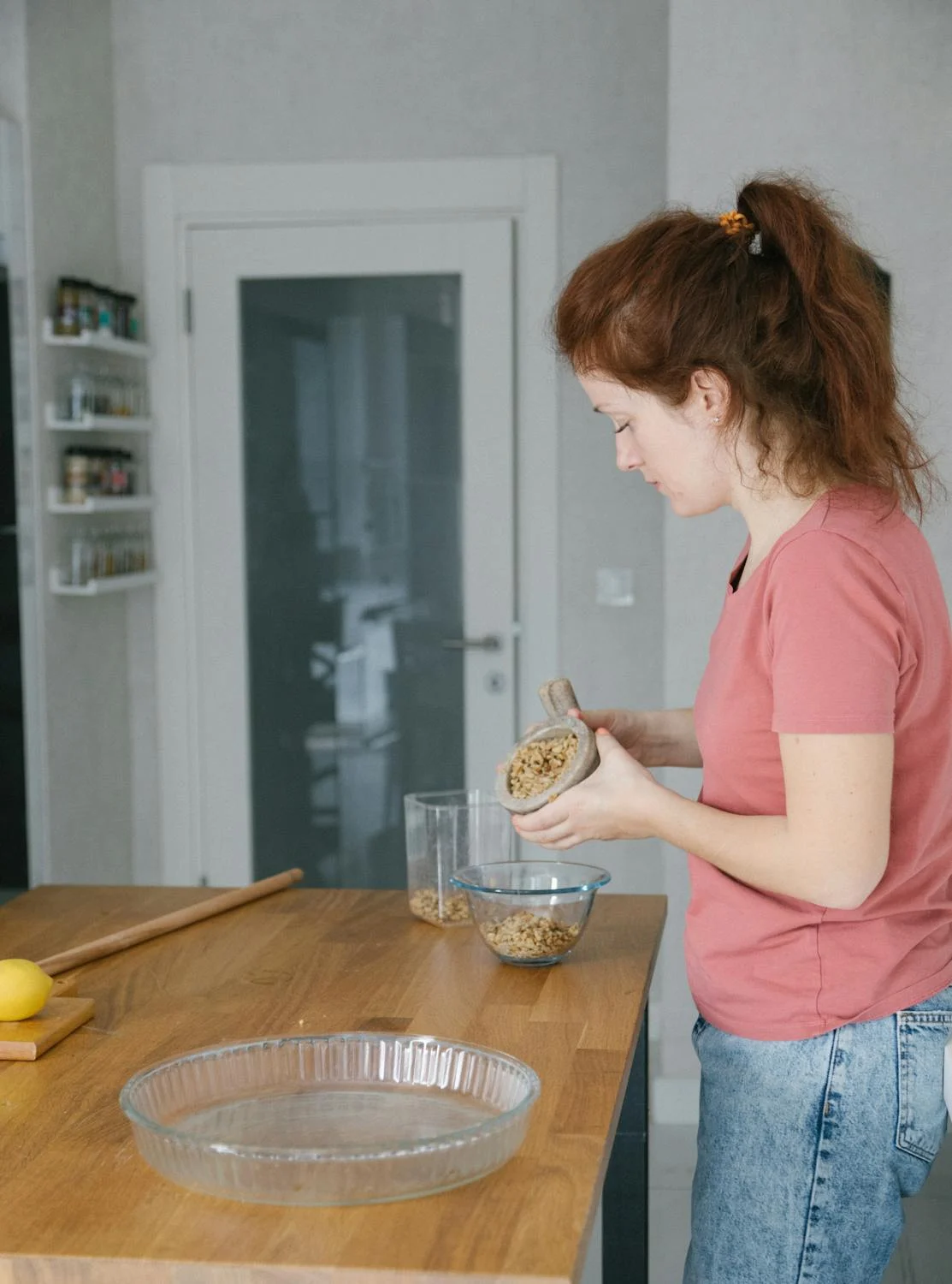 Una mujer cocinando en su cocina | Fuente: Pexels