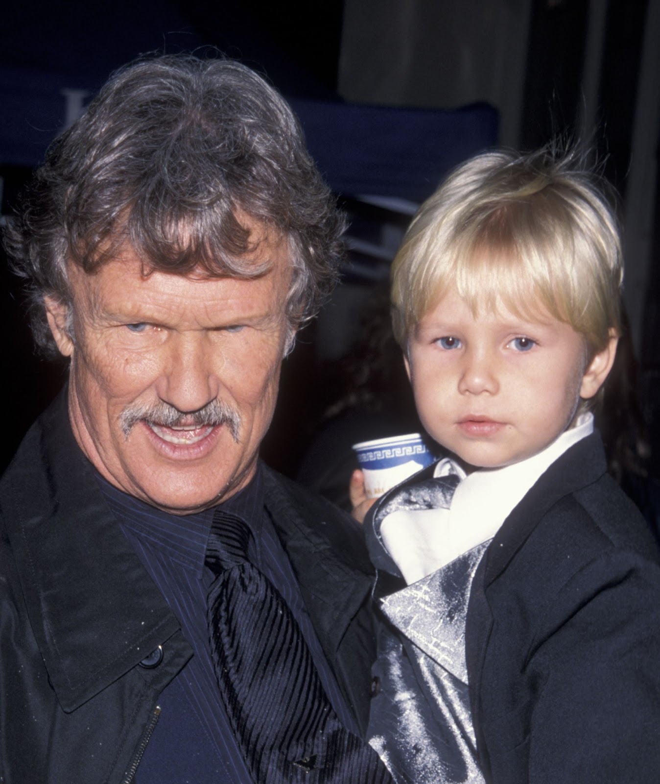 Kris y Blake Kristofferson en la grabación de "An All-Star Tribute Honoring Johnny Cash" el 7 de abril de 1999, en Nueva York. | Fuente: Getty Images