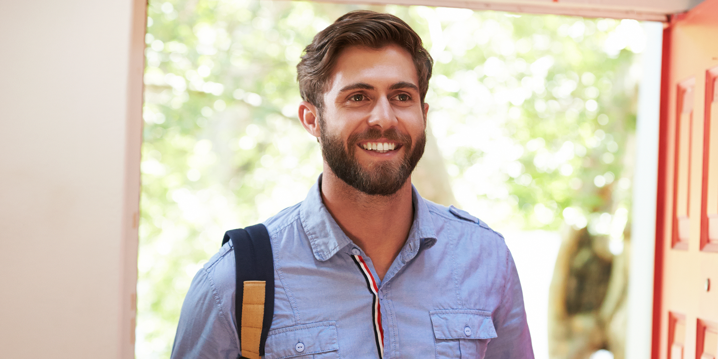 Un hombre sonriendo | Fuente: Shutterstock