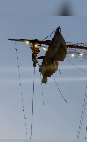 Marineros quedaron colgando del mastil del buque mexicano, tras chocar con el puente de Brooklyn. | Fuente: TikTok/Latinus.