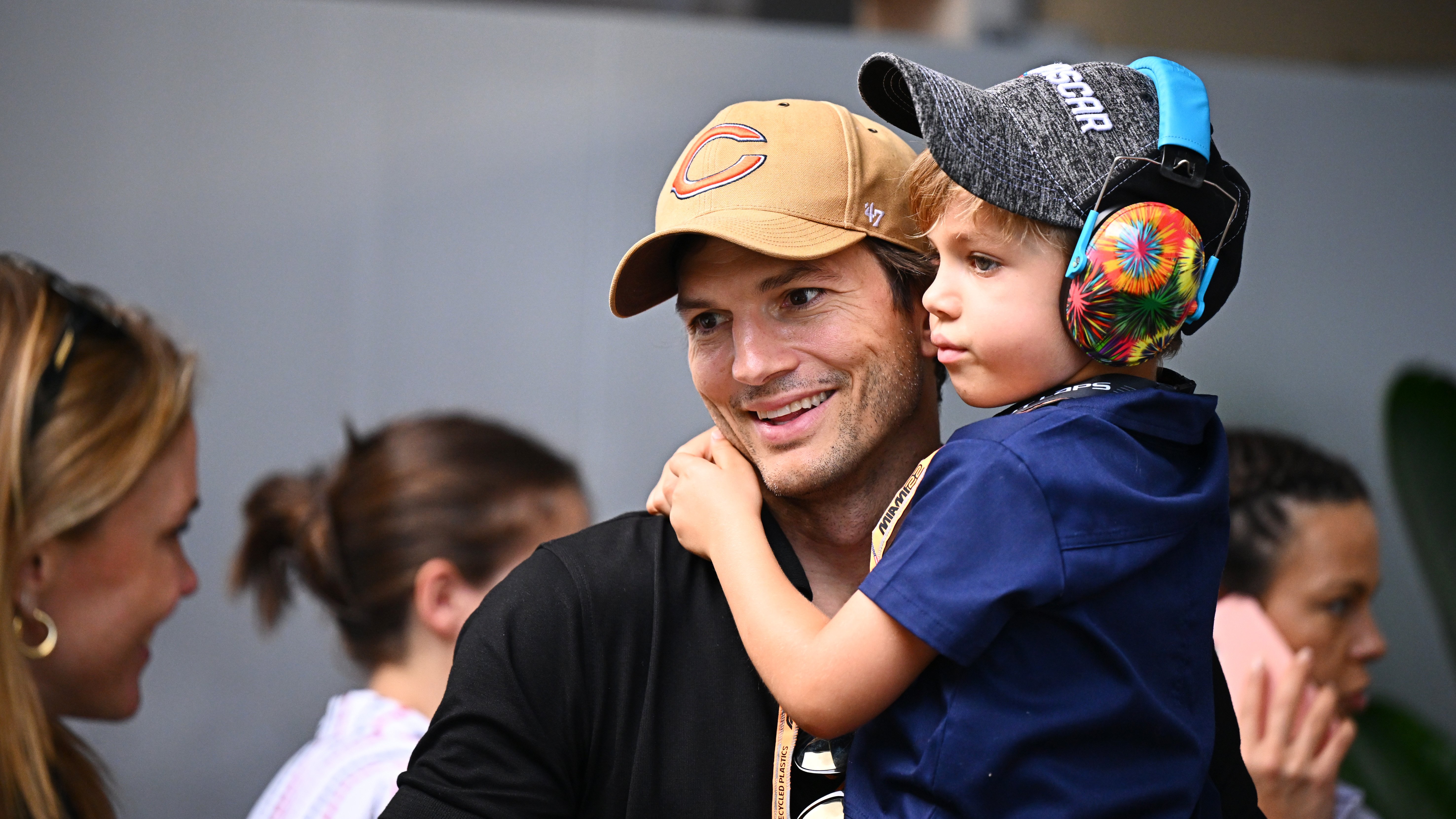 Ashton y Dimitri Kutcher vistos en Miami, Florida, en 2022 | Fuente: Getty Images