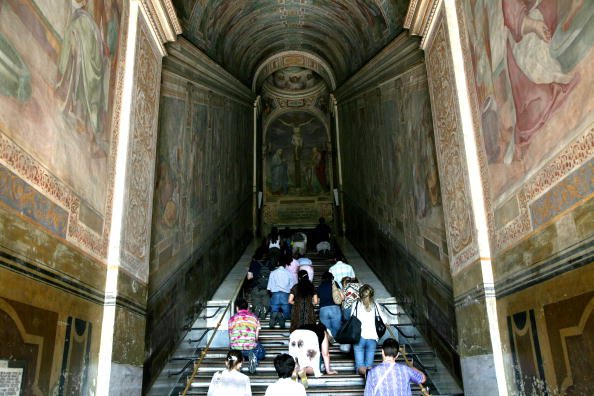 Peregrinos en la Escalera Santa antes de su restauración. Fuente: Getty Images