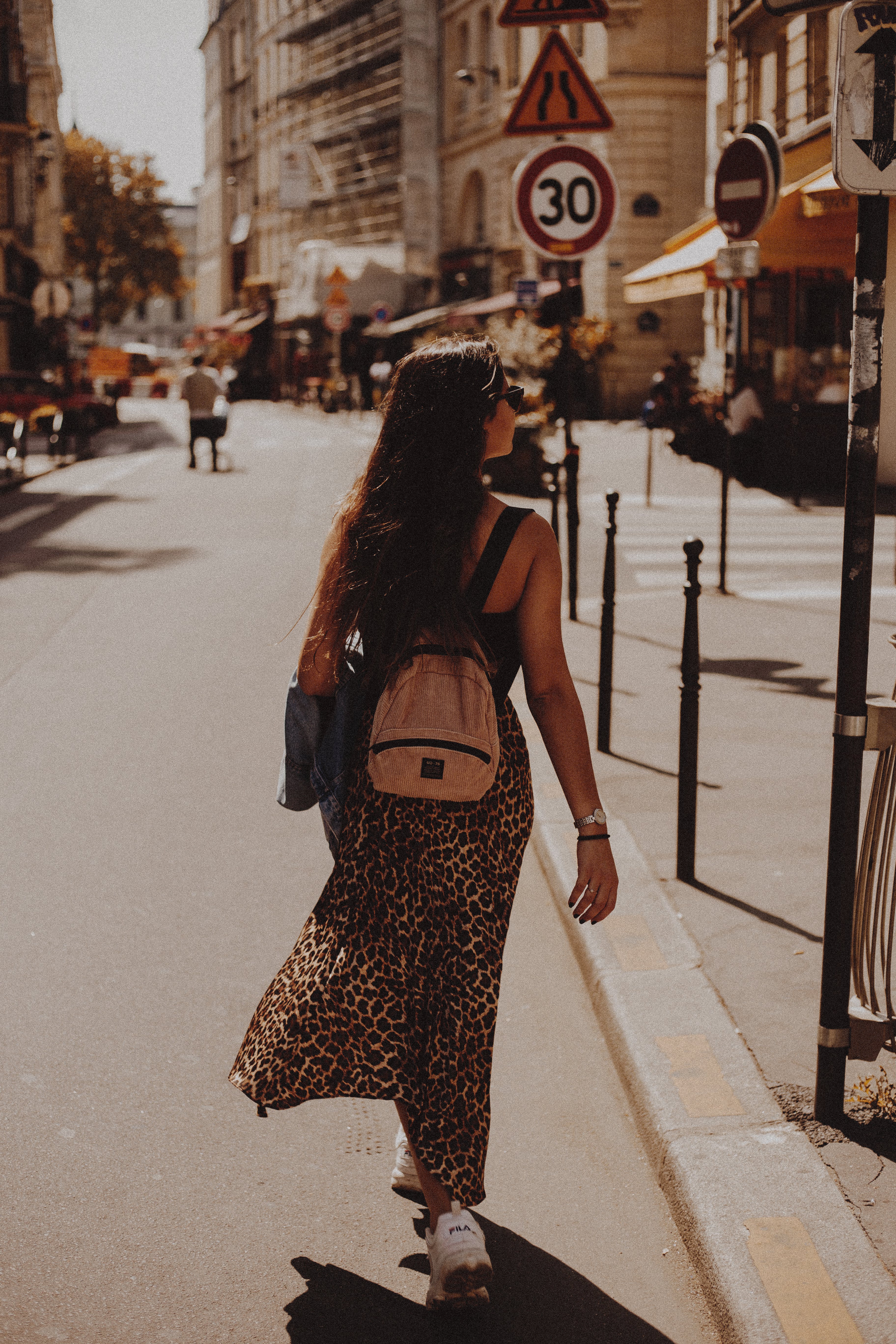 Mujer caminando por la calle | Fuente: Pexels