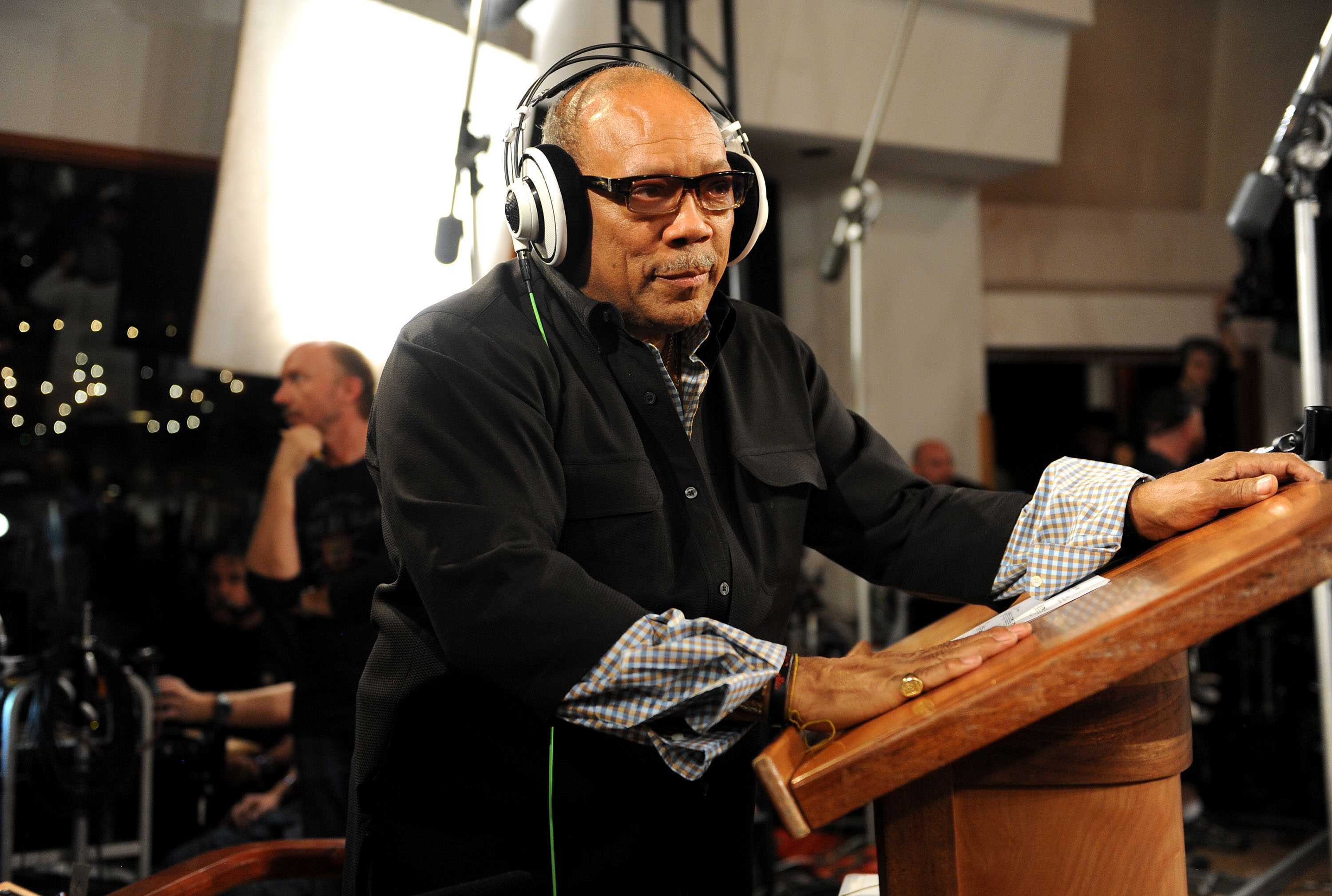 Quincy Jones habla en la sesión de grabación de "We Are The World 25 Years for Haiti" celebrada en los Estudios Jim Henson el 1 de febrero de 2010, en Hollywood, California | Fuente: Getty Images