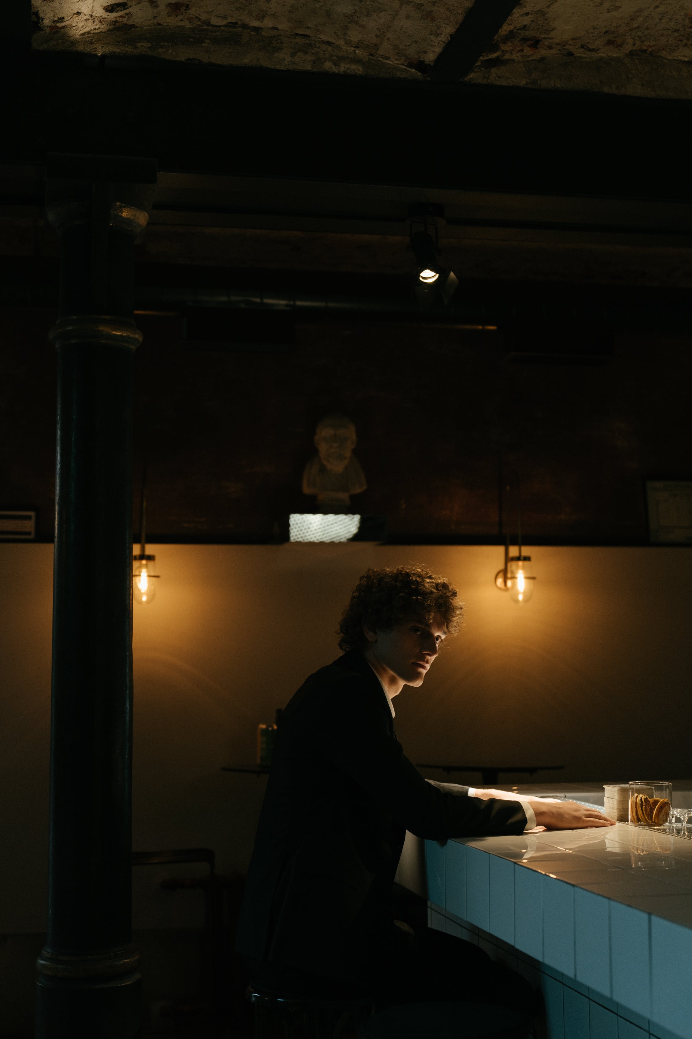 Un hombre en un restaurante | Foto: Pexels