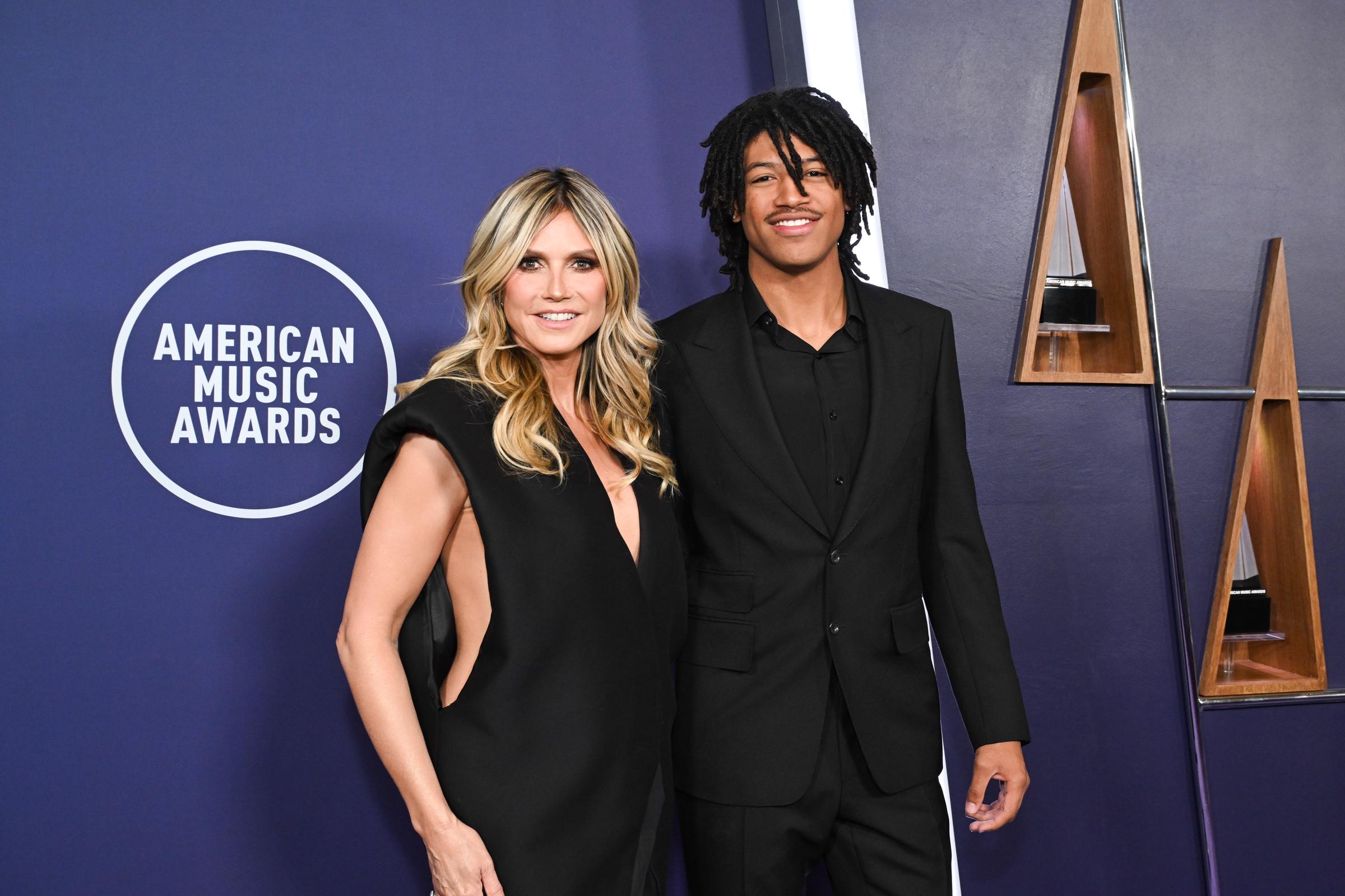 Heidi Klum posa con su hijo de 19 años, Henry Samuel, en la alfombra púrpura de los AMAs 2025. Ambos vestidos de negro, el dúo madre-hijo hizo una entrada coordinada y llamativa.