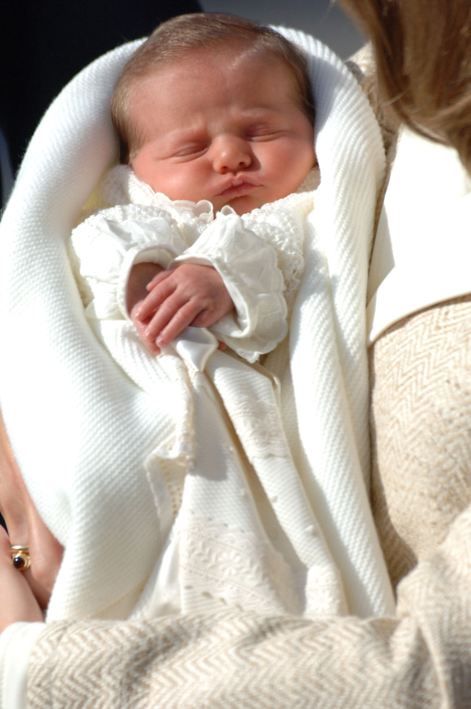 El príncipe Felipe y la princesa Letizia salen del Centro Médico Internacional Ruber en Madrid, España, con su hija, la princesa Leonor. La princesa Leonor nació el 31 de octubre de 2005 en Madrid.